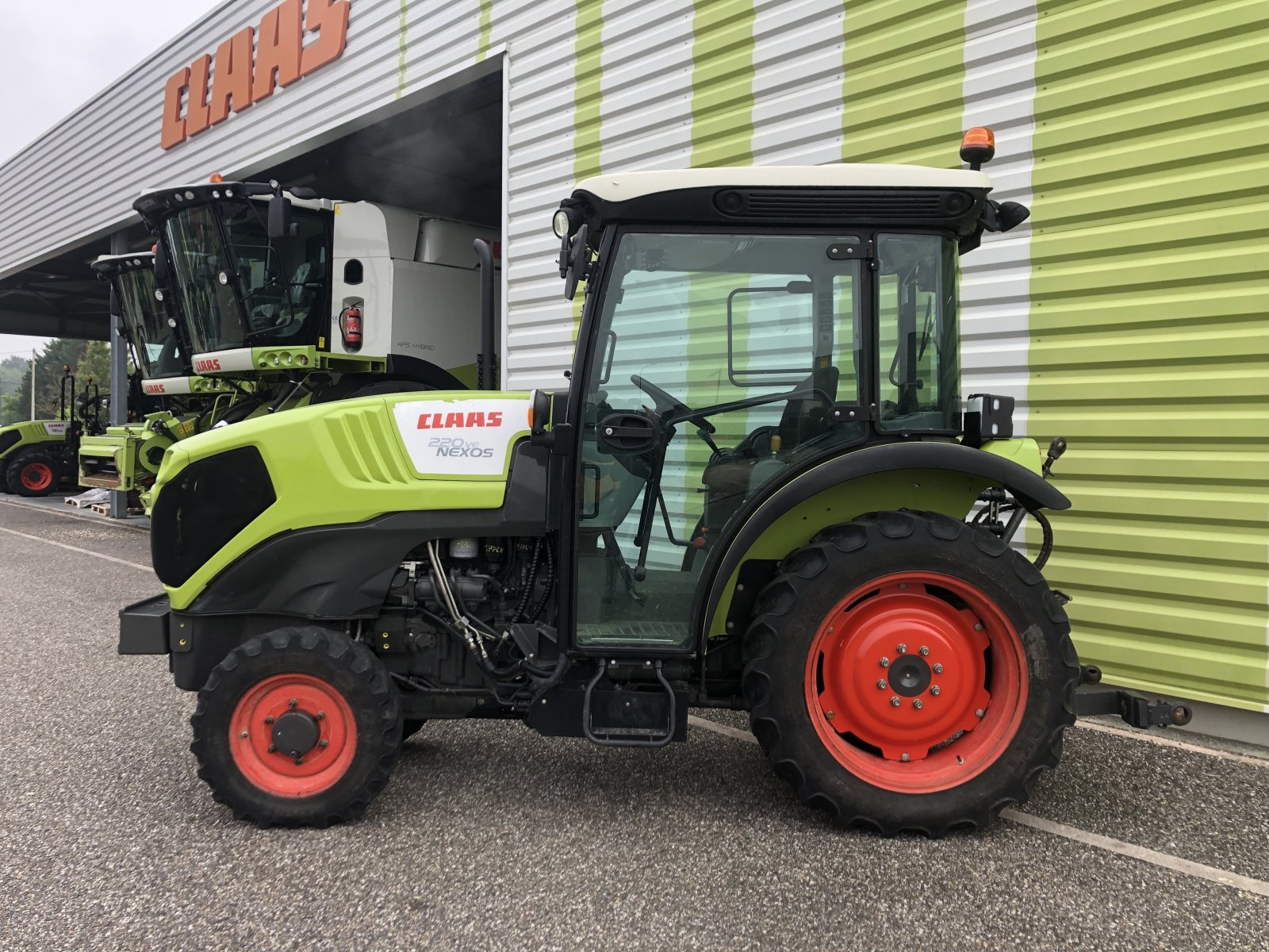 Traktor typu CLAAS NEXOS 220 VE PROACTIV ISC *, Gebrauchtmaschine w ailias (Zdjęcie 3)