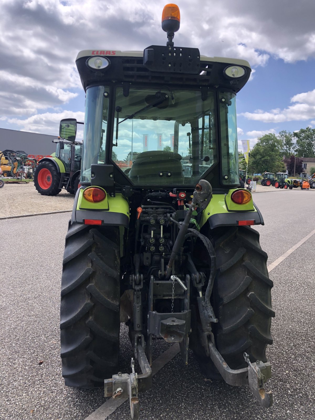 Traktor du type CLAAS NEXOS 220 VL ISC**, Gebrauchtmaschine en ailias (Photo 3)