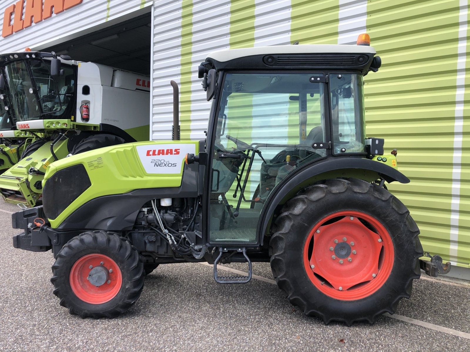 Traktor del tipo CLAAS NEXOS 220 VL ISC**, Gebrauchtmaschine en ailias (Imagen 2)