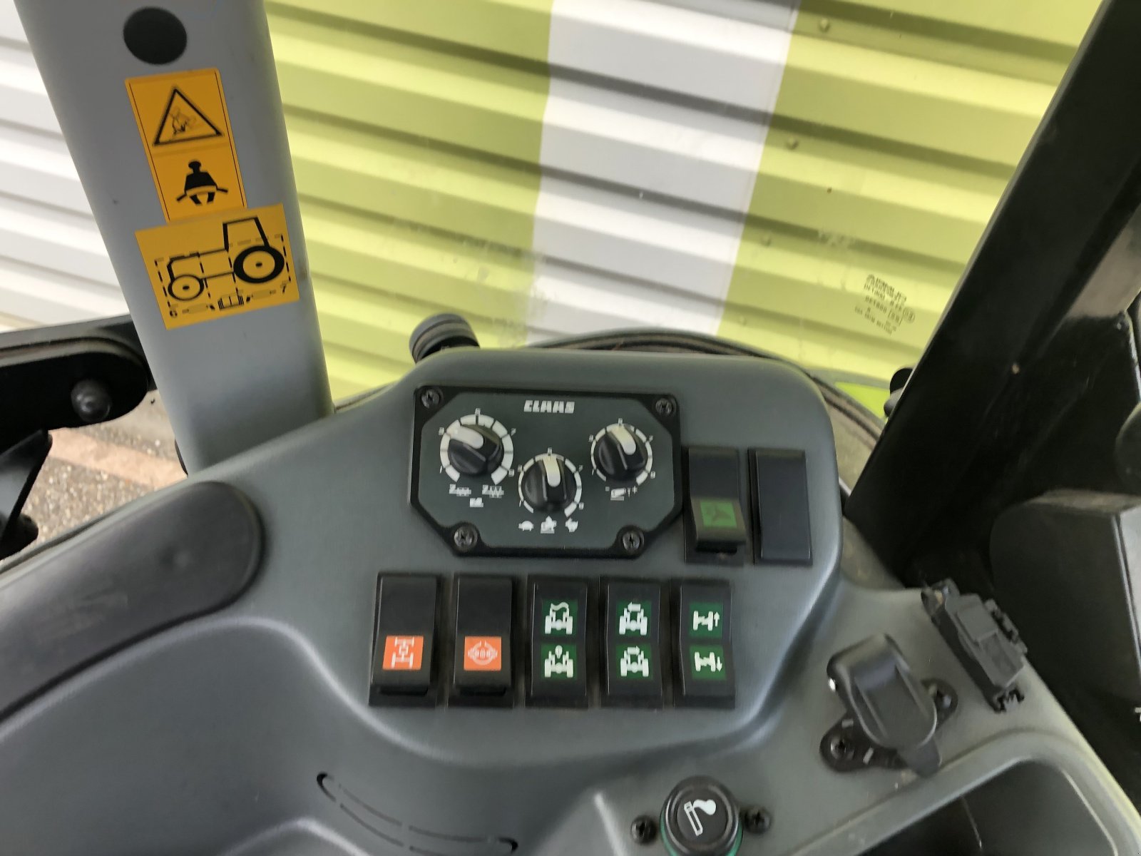 Traktor des Typs CLAAS NEXOS 220 VL ISC**, Gebrauchtmaschine in ailias (Bild 7)