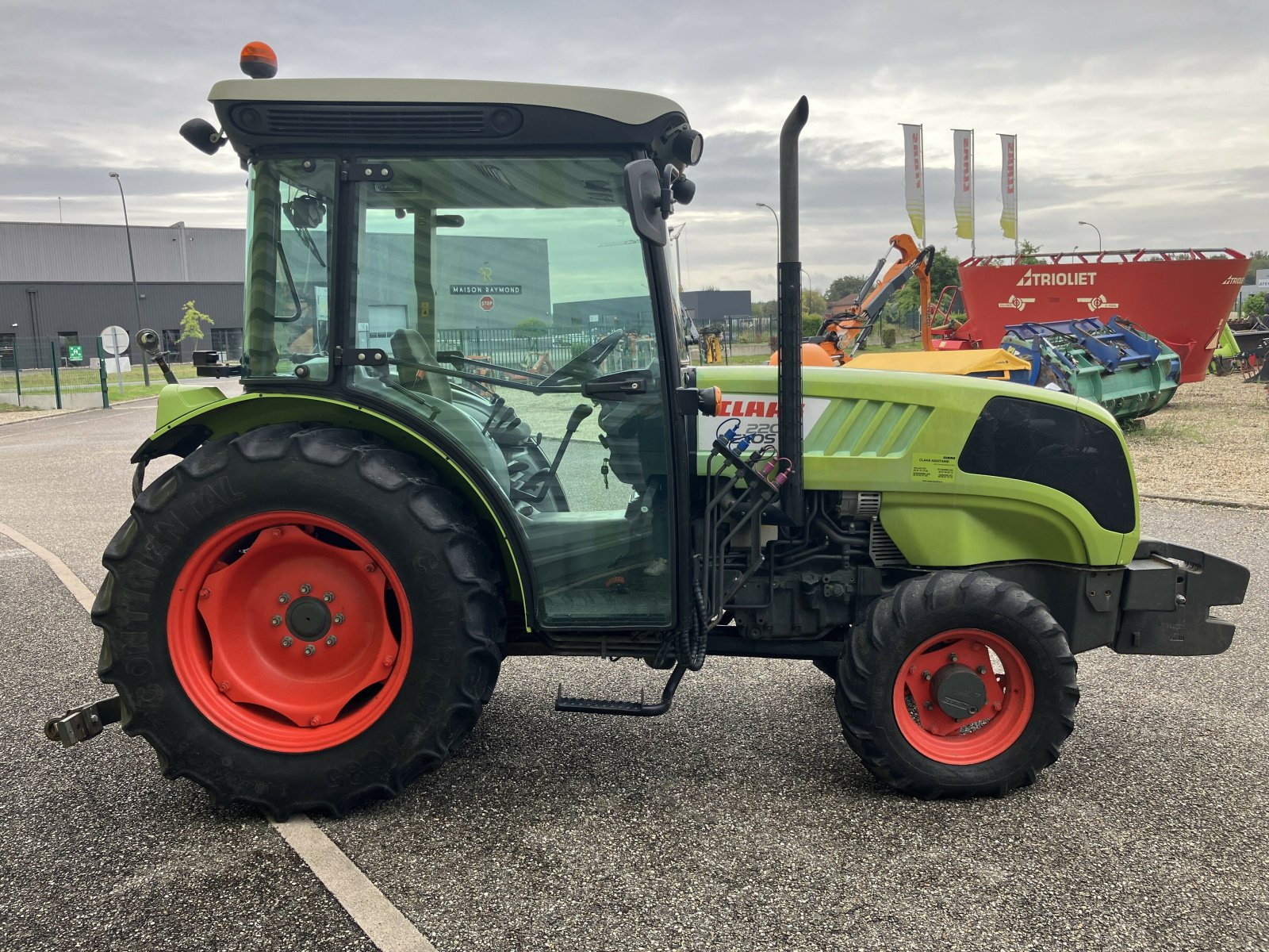 Traktor Türe ait CLAAS NEXOS 220 VL ISC TWIN *, Gebrauchtmaschine içinde Saint-Magne-de-Castillon (resim 7)