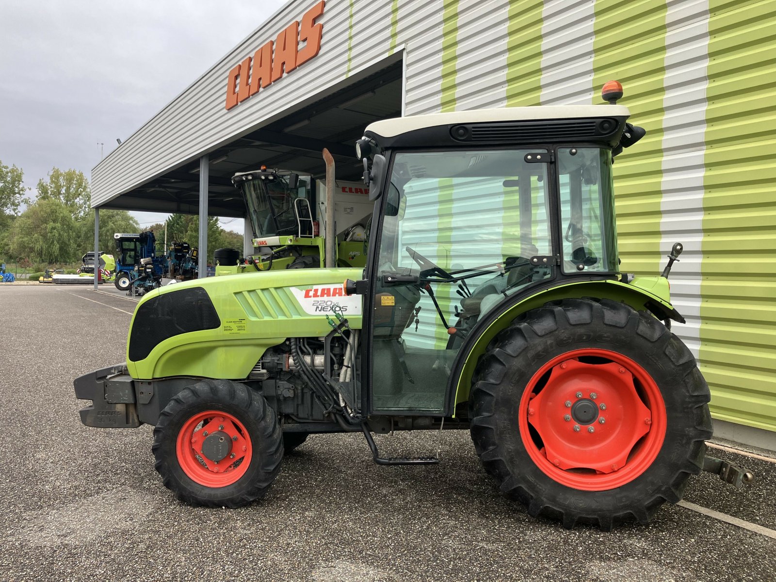 Traktor of the type CLAAS NEXOS 220 VL ISC TWIN *, Gebrauchtmaschine in Saint-Magne-de-Castillon (Picture 2)