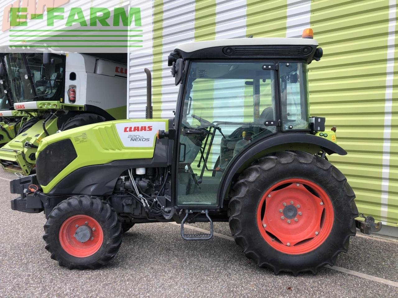 Traktor of the type CLAAS nexos 220 vl isc** VL, Gebrauchtmaschine in AILLAS (33 - GIRONDE) (Picture 2)