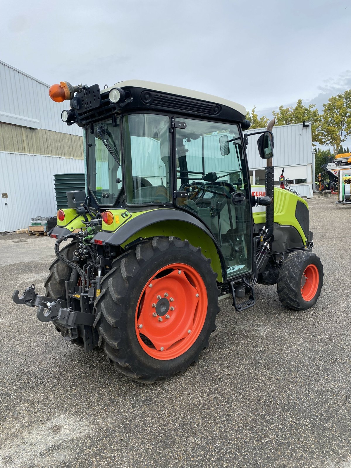 Traktor typu CLAAS NEXOS 230 VE CABINE 4RM T4I, Gebrauchtmaschine w SAINT ANDIOL (Zdjęcie 8)