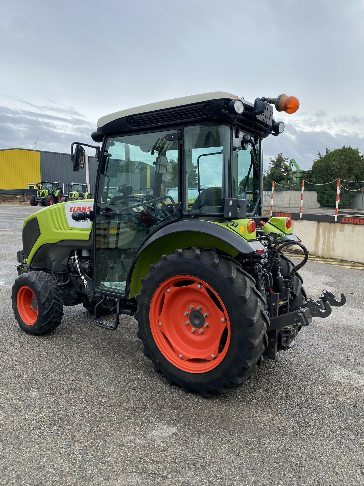 Traktor typu CLAAS NEXOS 230 VE CABINE 4RM T4I, Gebrauchtmaschine w SAINT ANDIOL (Zdjęcie 4)