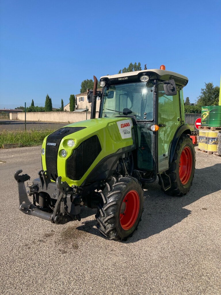 Traktor от тип CLAAS NEXOS 230 VL CABINE, Gebrauchtmaschine в SAINT ANDIOL (Снимка 1)