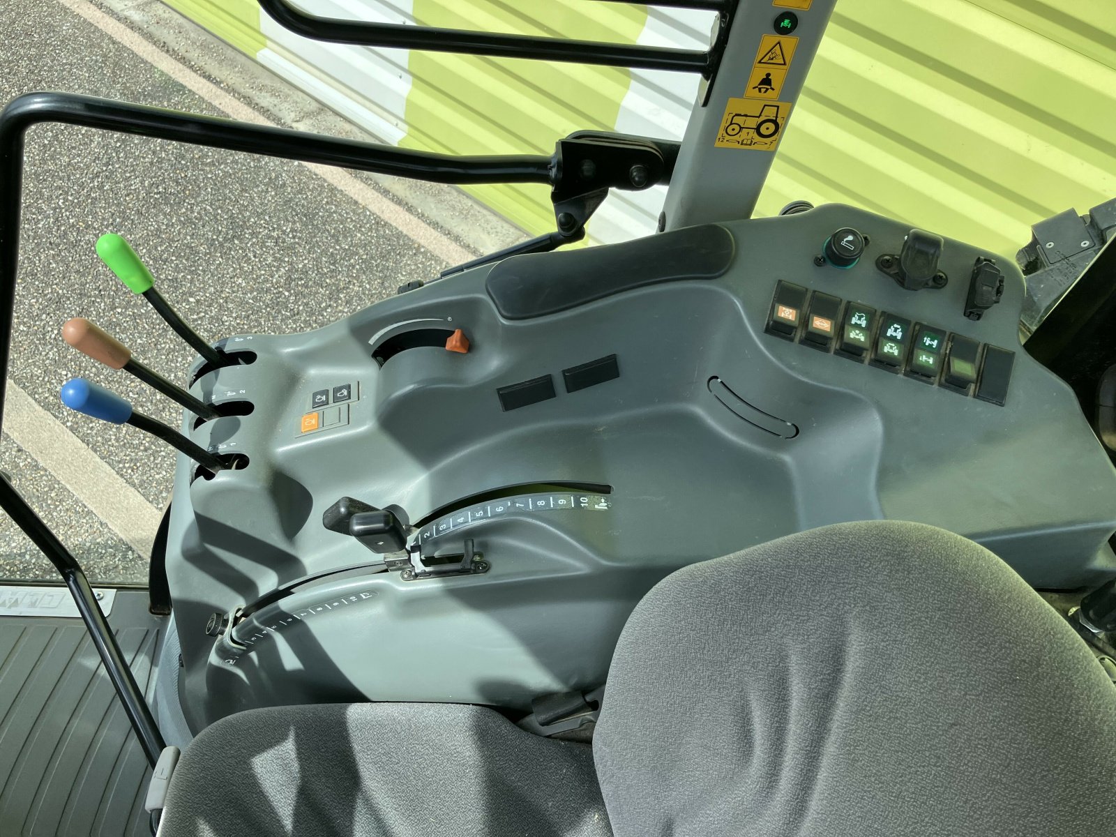 Traktor del tipo CLAAS NEXOS 230 VL PROACTIV ISC*, Gebrauchtmaschine en AILLAS (Imagen 8)