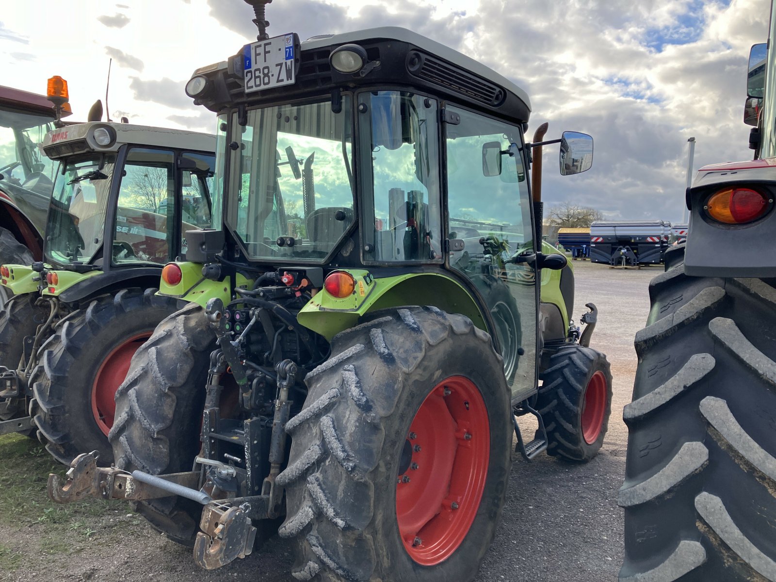 Traktor des Typs CLAAS NEXOS 230 VL, Gebrauchtmaschine in VAROIS & CHAIGNOT (Bild 3)