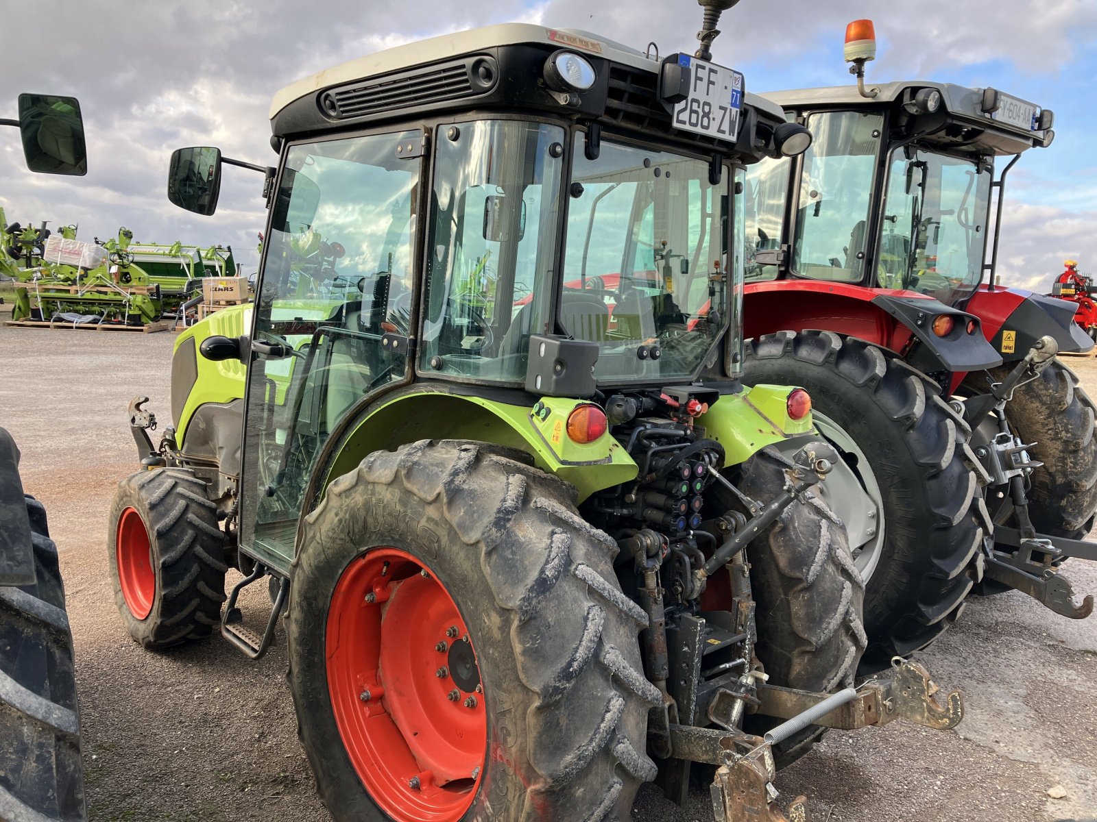 Traktor des Typs CLAAS NEXOS 230 VL, Gebrauchtmaschine in VAROIS & CHAIGNOT (Bild 2)