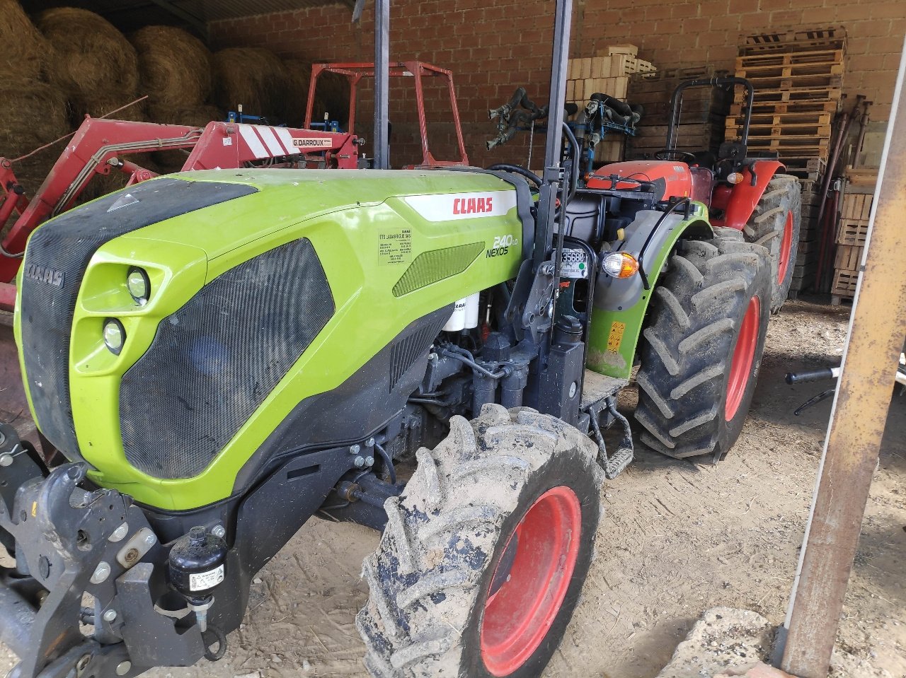 Traktor typu CLAAS Nexos 240 LD, Gebrauchtmaschine w MORLHON LE HAUT (Zdjęcie 1)