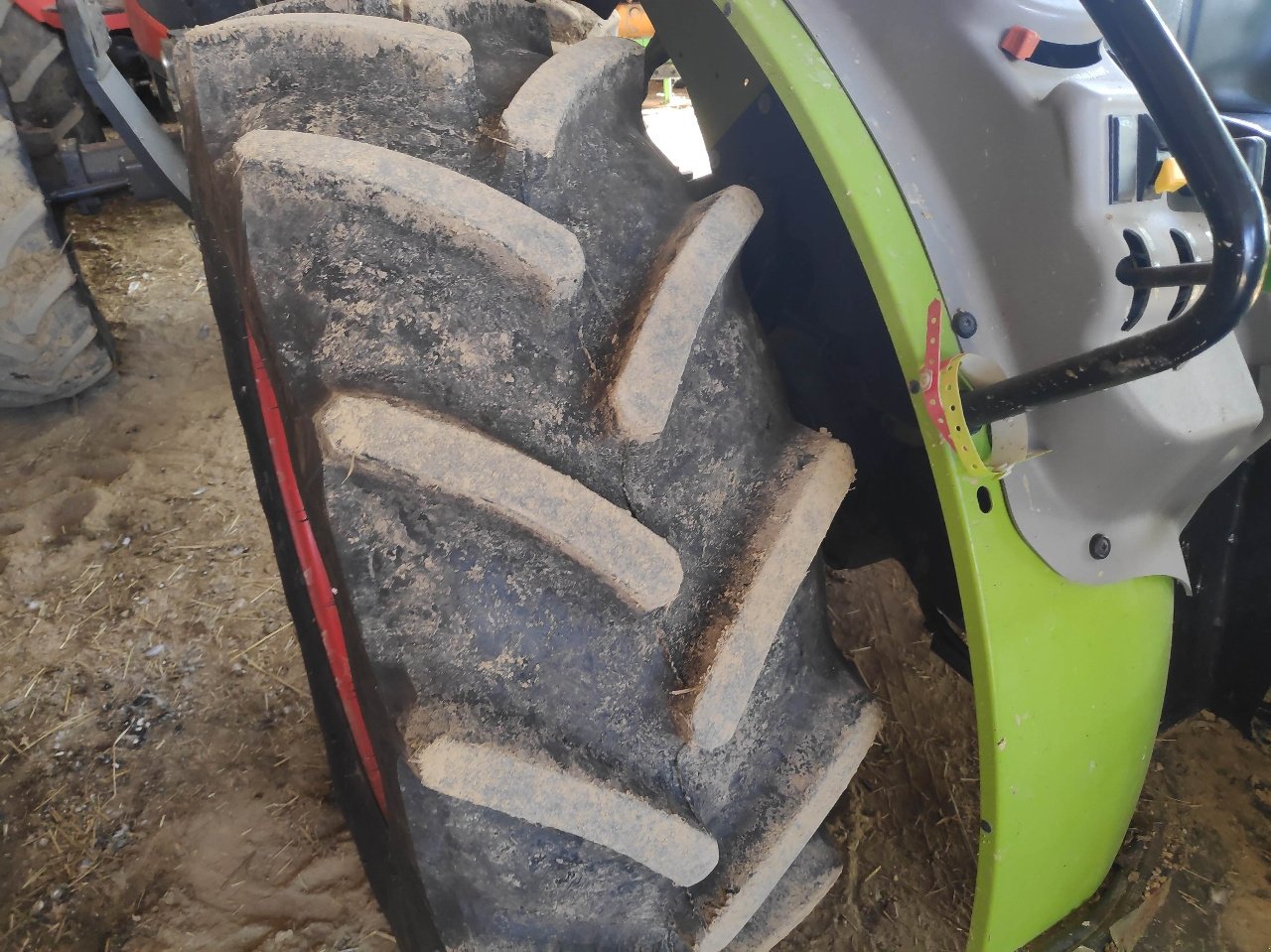 Traktor typu CLAAS Nexos 240 LD, Gebrauchtmaschine w MORLHON LE HAUT (Zdjęcie 9)