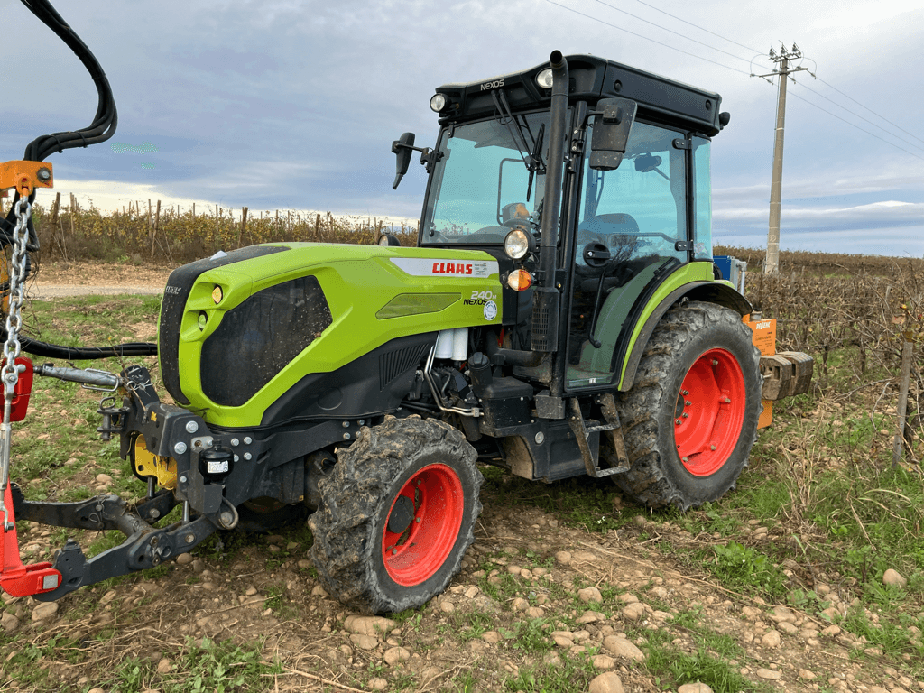 Traktor del tipo CLAAS NEXOS 240 M TRADITION, Gebrauchtmaschine en SAINT ANDIOL (Imagen 1)