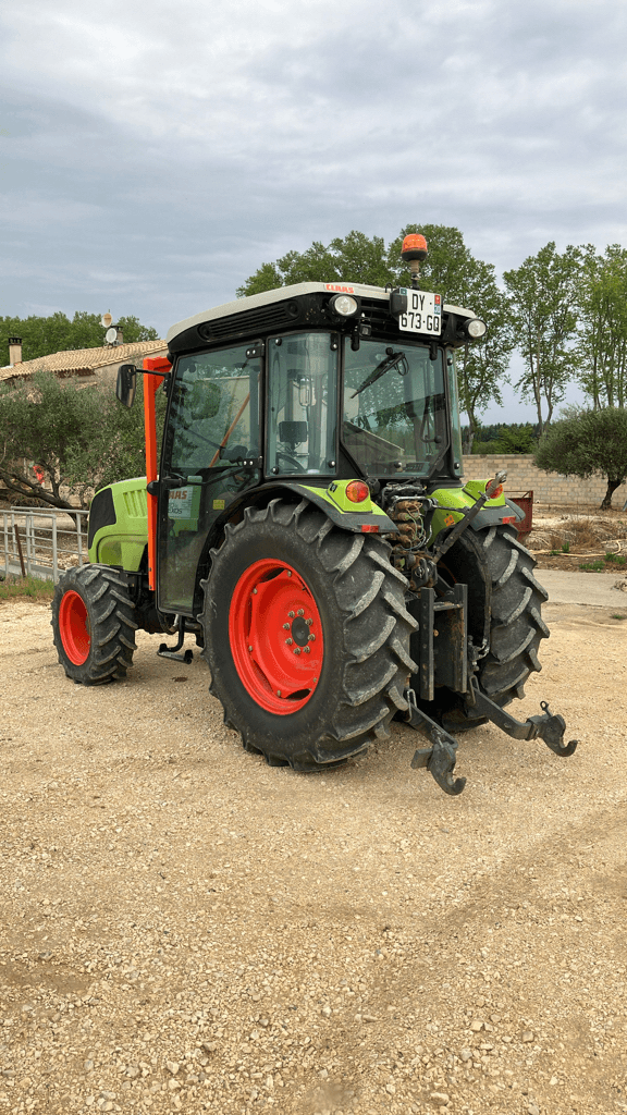 Traktor des Typs CLAAS NEXOS 240 VL CABINE 4RM, Gebrauchtmaschine in SAINT ANDIOL (Bild 4)