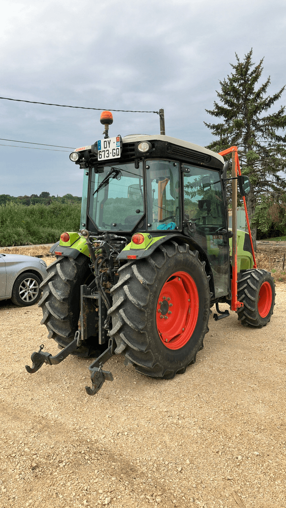 Traktor des Typs CLAAS NEXOS 240 VL CABINE 4RM, Gebrauchtmaschine in SAINT ANDIOL (Bild 3)