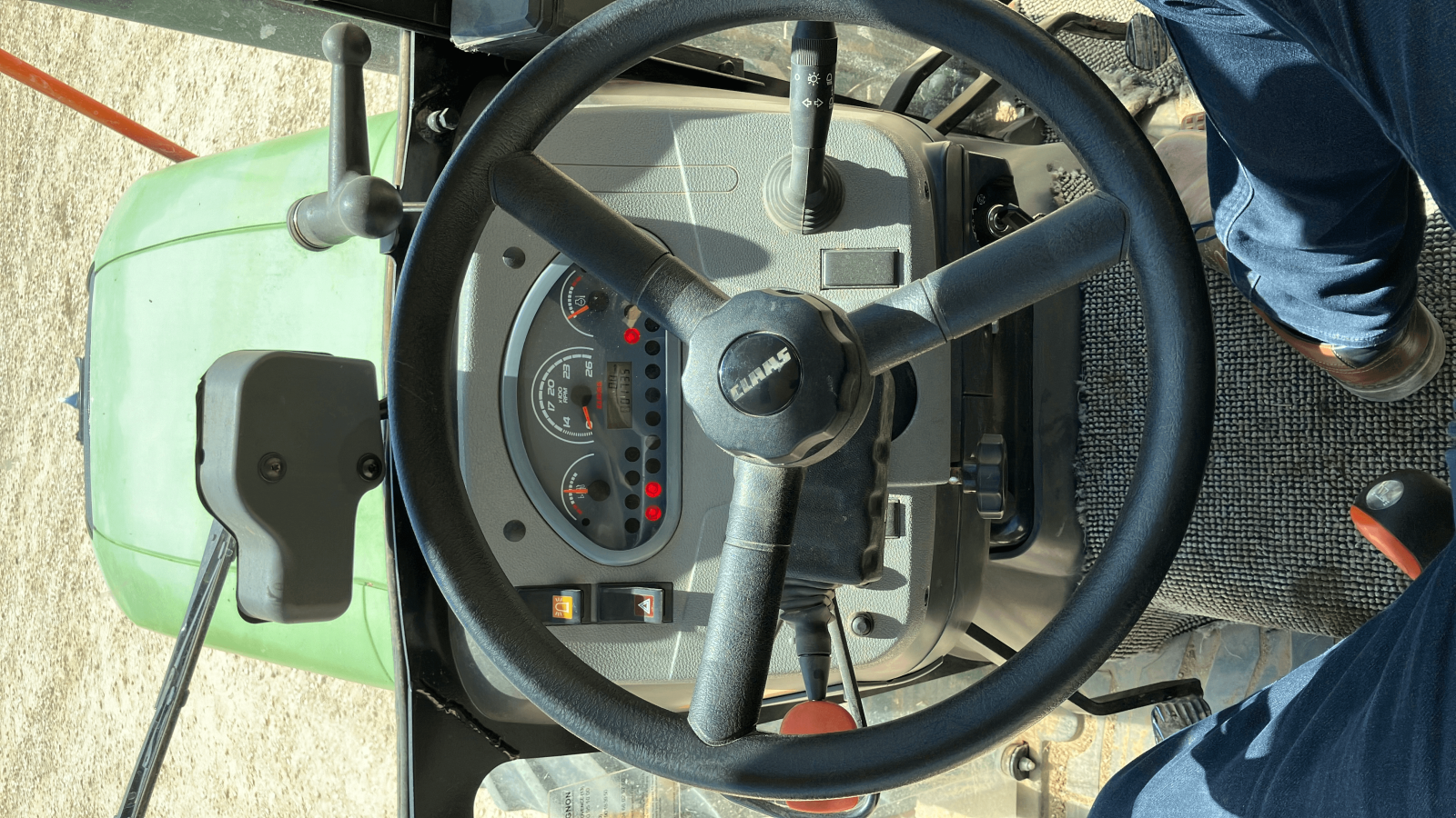 Traktor des Typs CLAAS NEXOS 240 VL CABINE 4RM, Gebrauchtmaschine in SAINT ANDIOL (Bild 5)