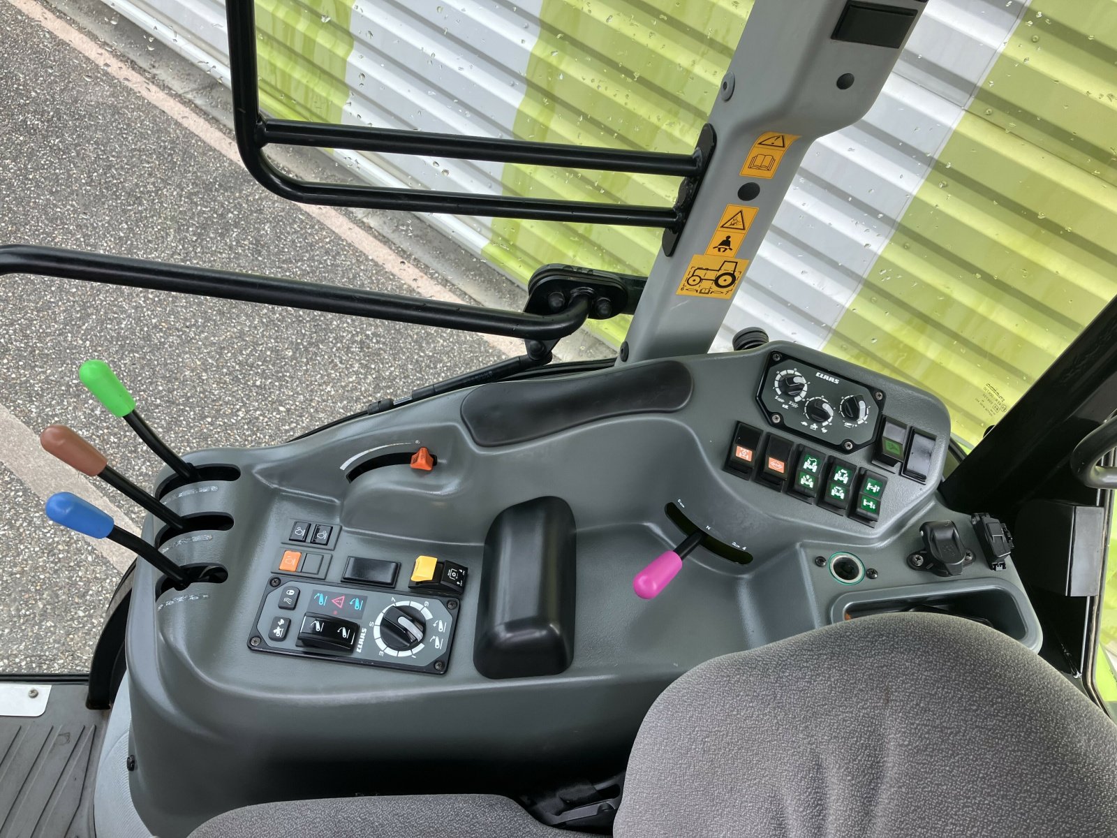 Traktor del tipo CLAAS NEXOS 240 VL ISC**, Gebrauchtmaschine en ailias (Imagen 7)