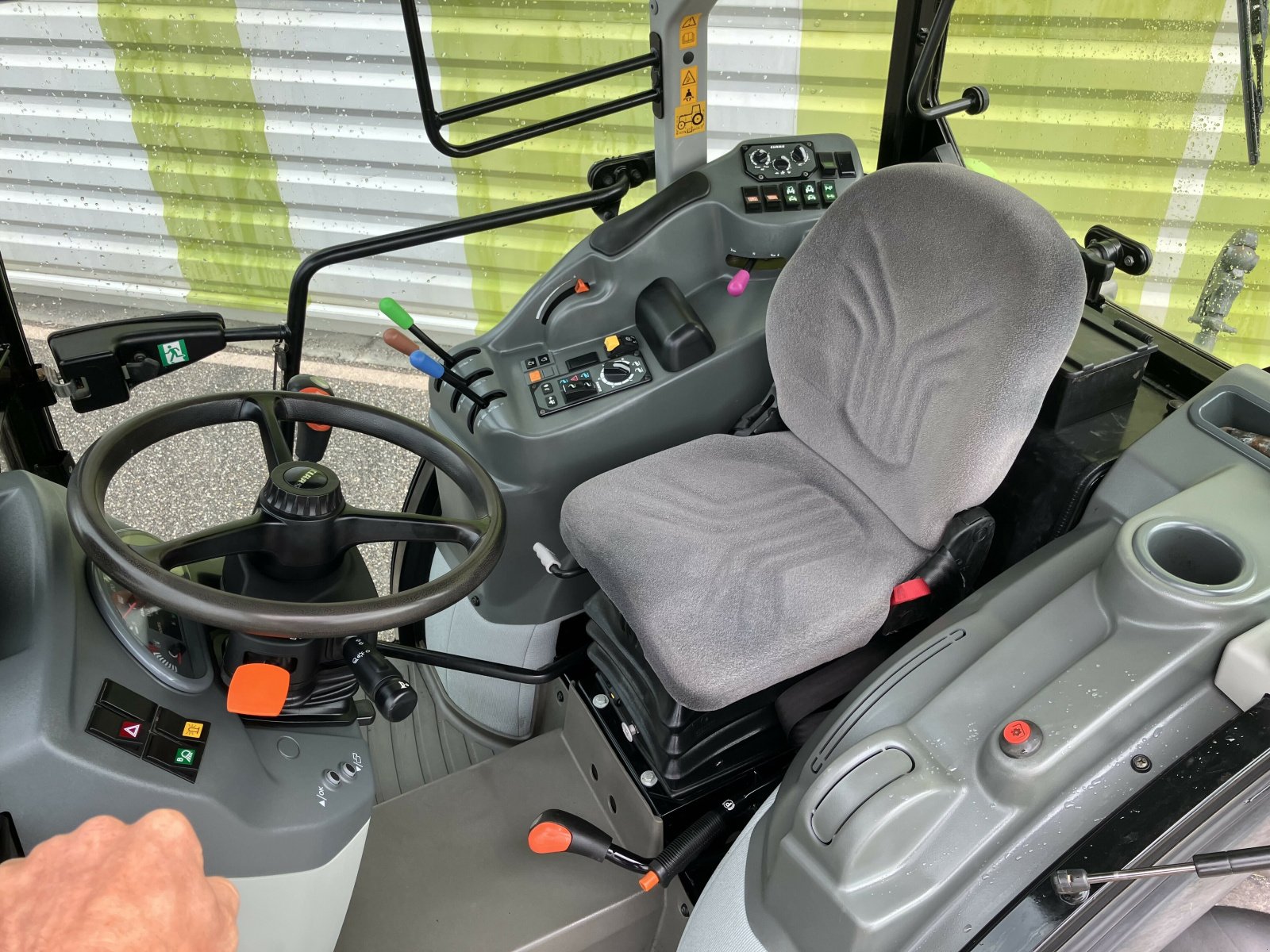 Traktor a típus CLAAS NEXOS 240 VL ISC**, Gebrauchtmaschine ekkor: ailias (Kép 6)