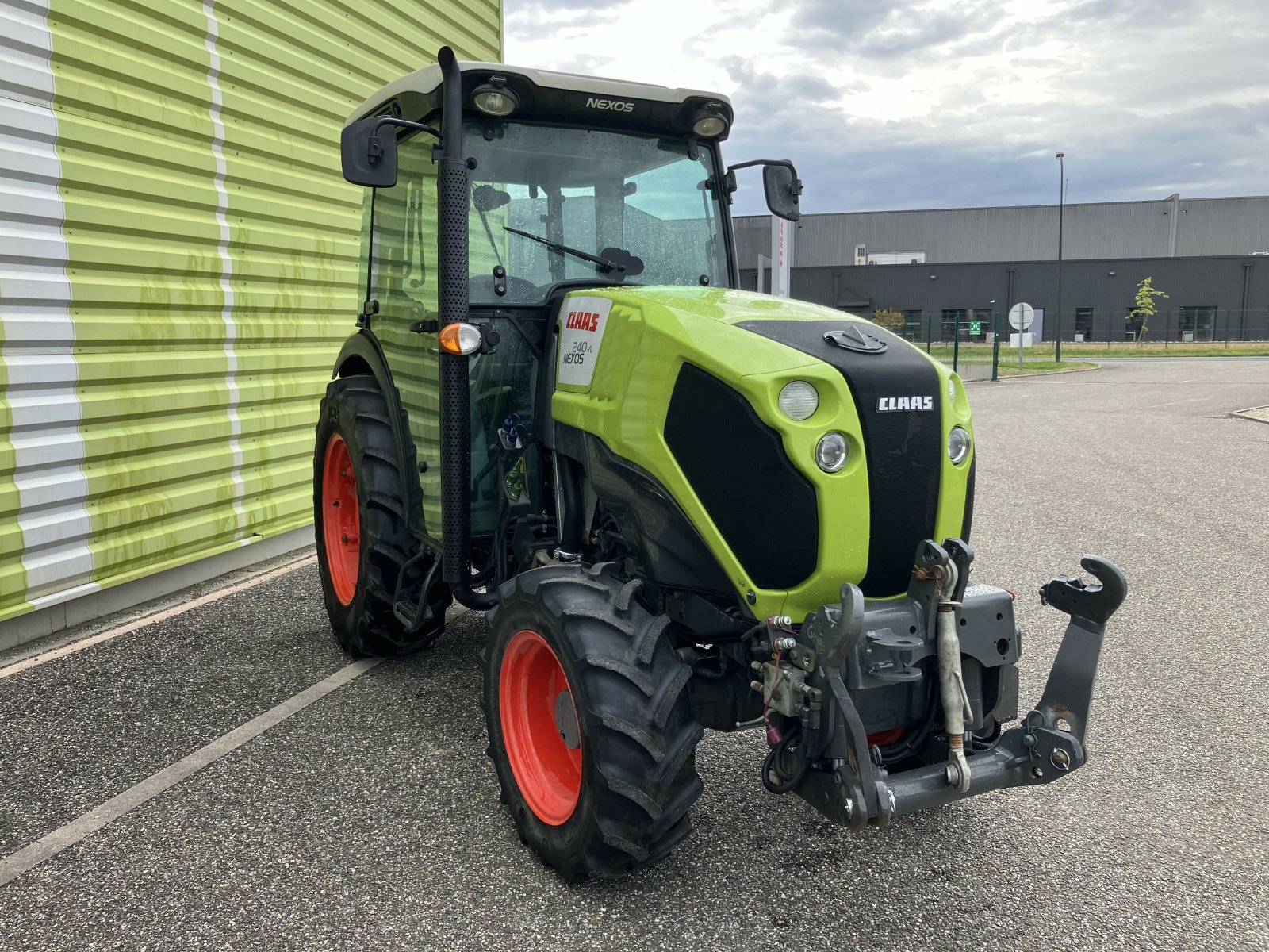 Traktor du type CLAAS NEXOS 240 VL ISC**, Gebrauchtmaschine en ailias (Photo 5)