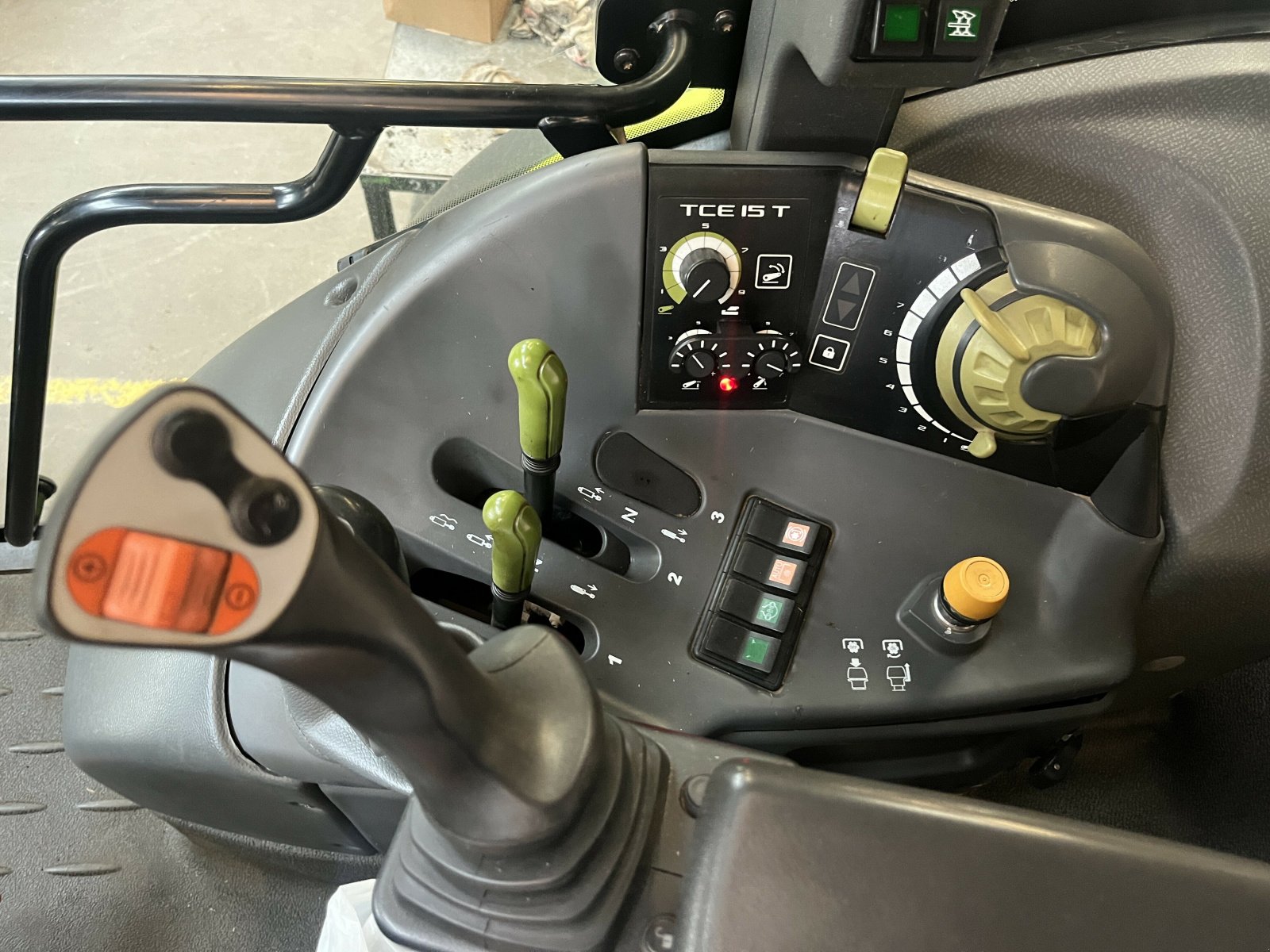 Traktor от тип CLAAS TRACTEUR ARION 420 CIS, Gebrauchtmaschine в PONTIVY (Снимка 2)