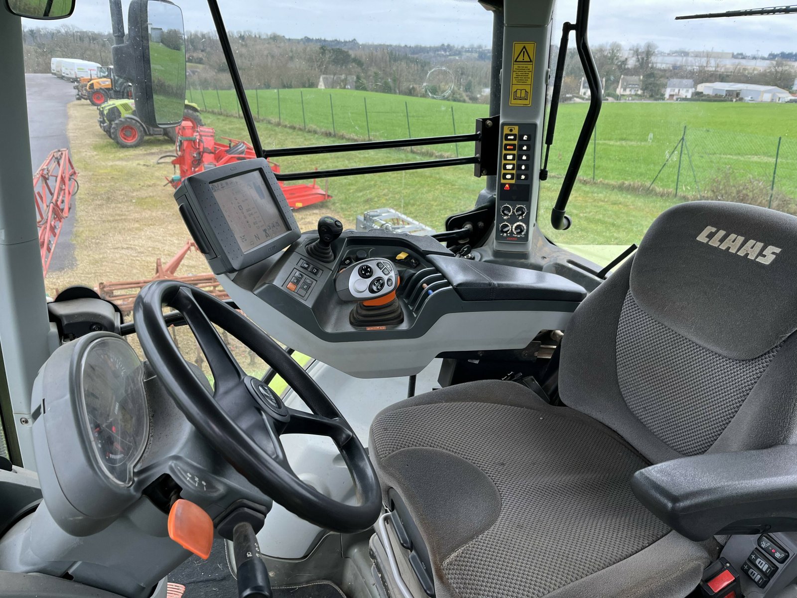 Traktor del tipo CLAAS TRACTEUR ARION 640 CEBIS T4, Gebrauchtmaschine en PONTIVY (Imagen 5)