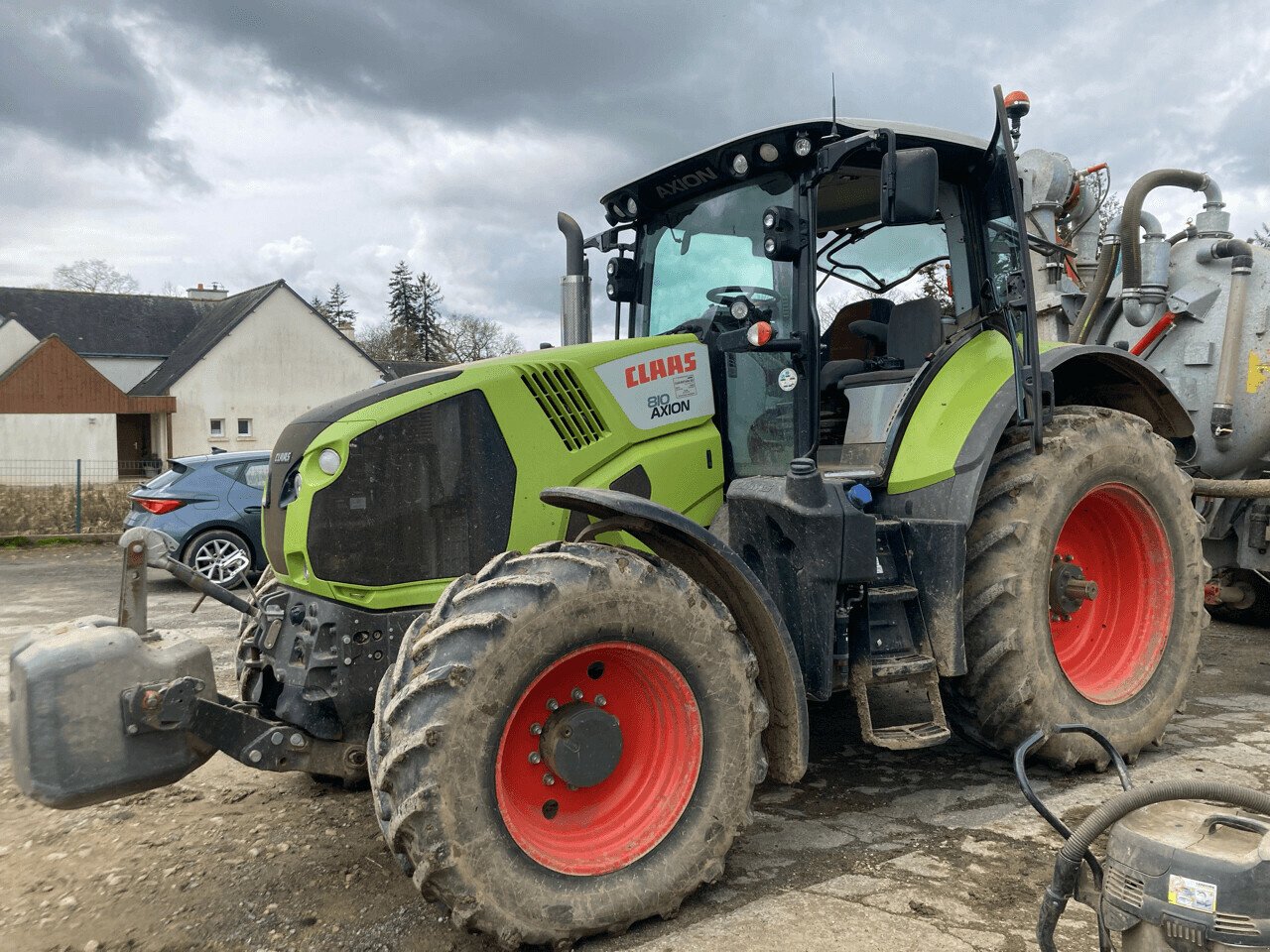 Traktor типа CLAAS TRACTEUR AXION 810 CEBIS, Gebrauchtmaschine в PONTIVY (Фотография 1)