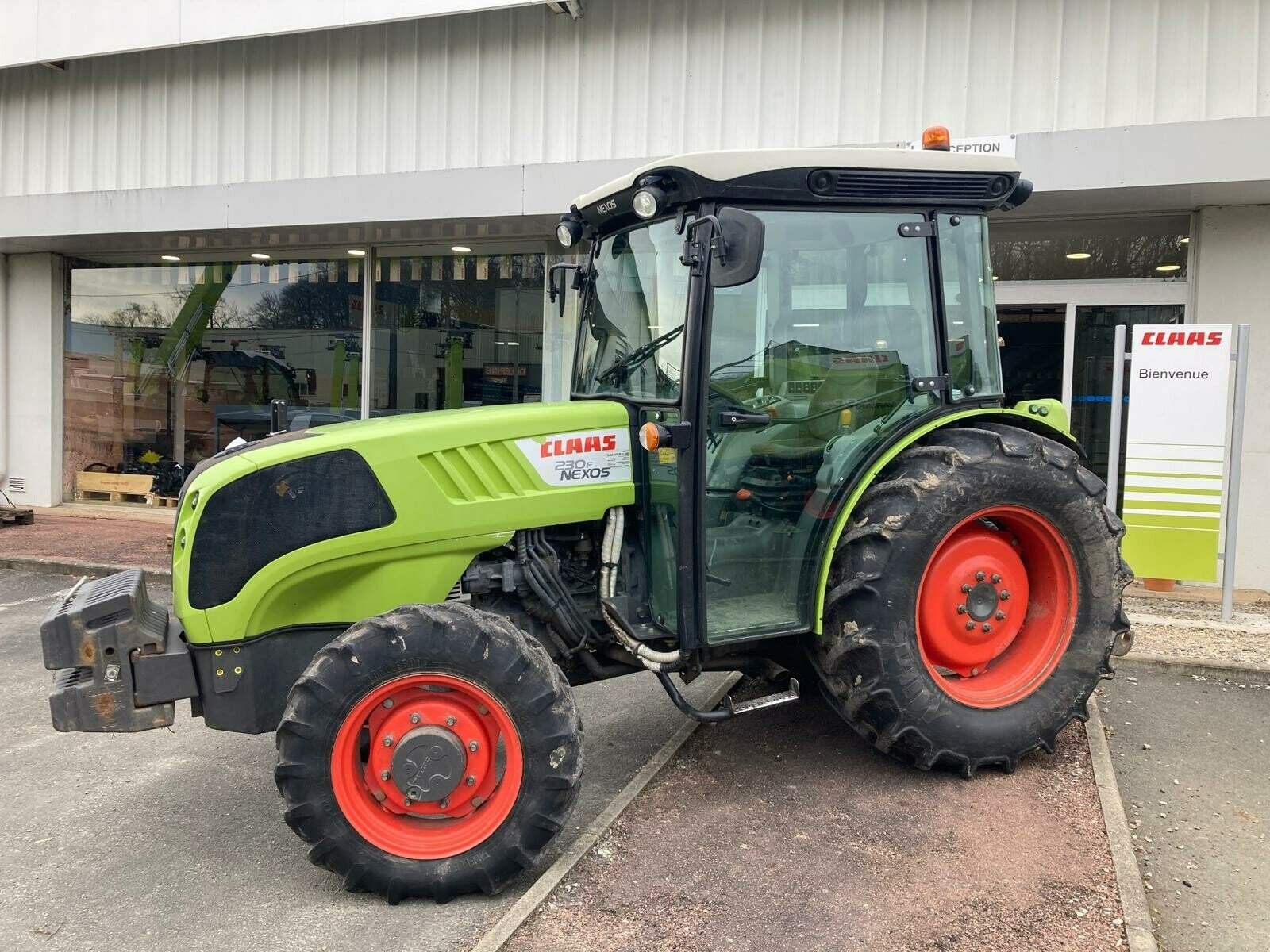 Traktor от тип CLAAS TRACTEUR CLAAS NEXOS 230 F, Gebrauchtmaschine в ST CLEMENT DE LA PLACE (Снимка 3)