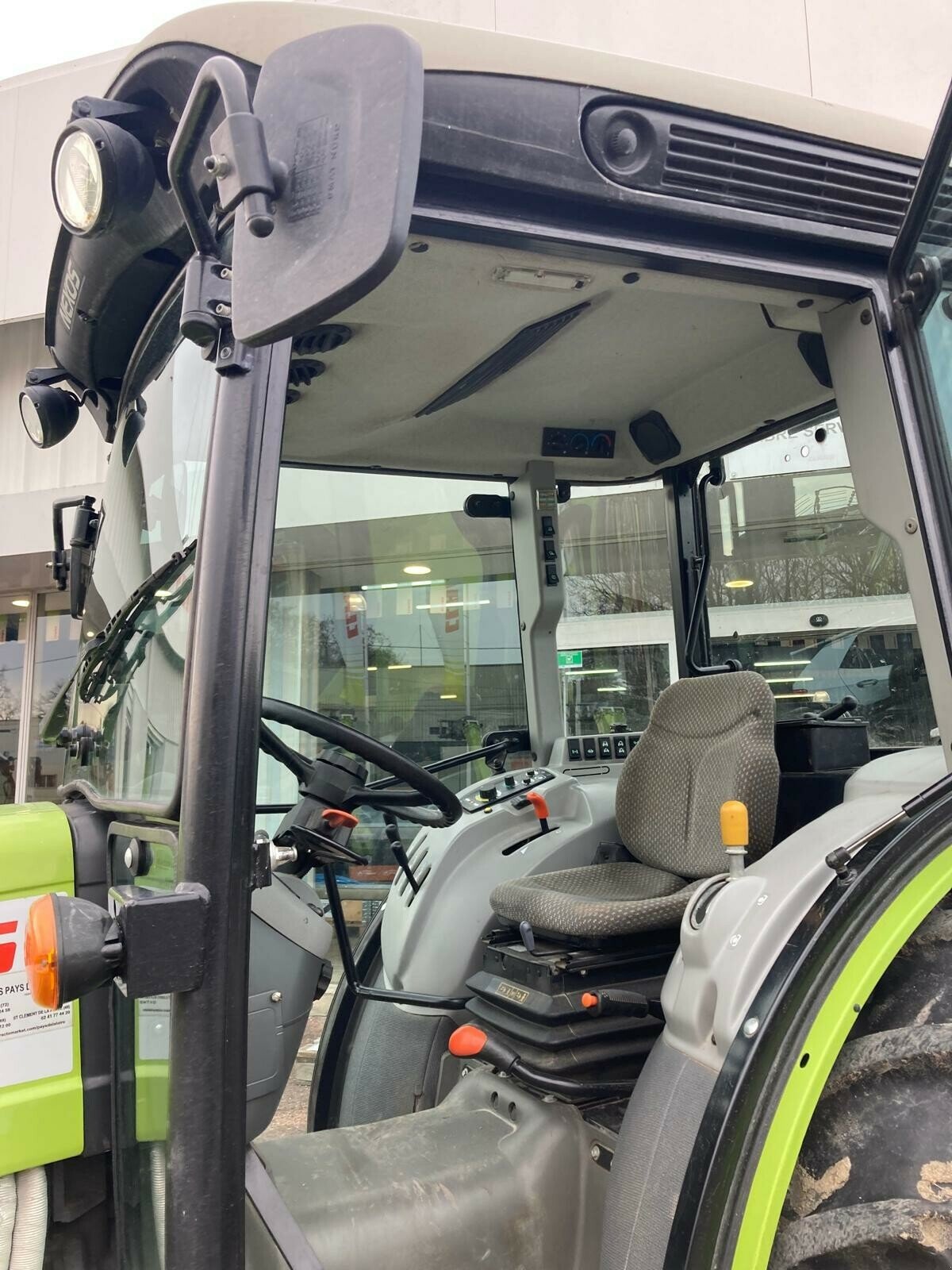 Traktor typu CLAAS TRACTEUR CLAAS NEXOS 230 F, Gebrauchtmaschine w ST CLEMENT DE LA PLACE (Zdjęcie 6)