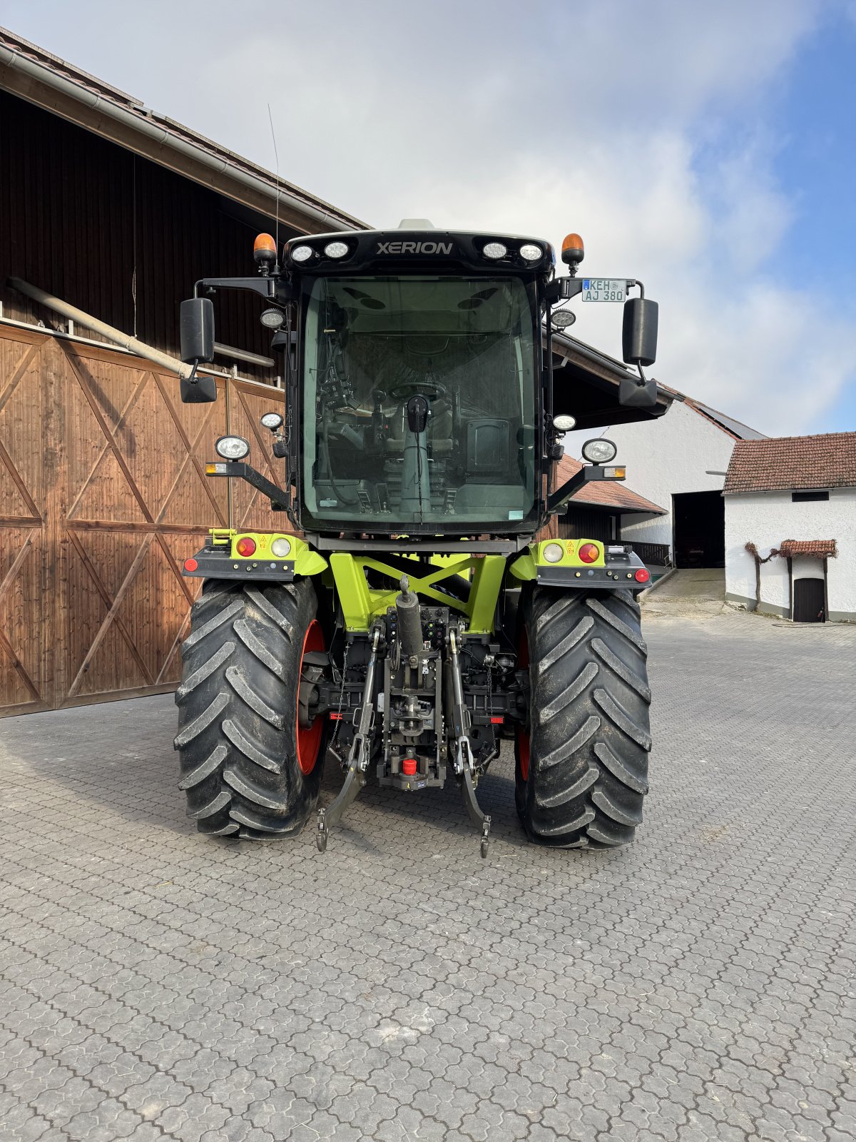 Traktor of the type CLAAS Xerion 3800 Trac VC nur 4000h, Gebrauchtmaschine in Kelheim (Picture 11)