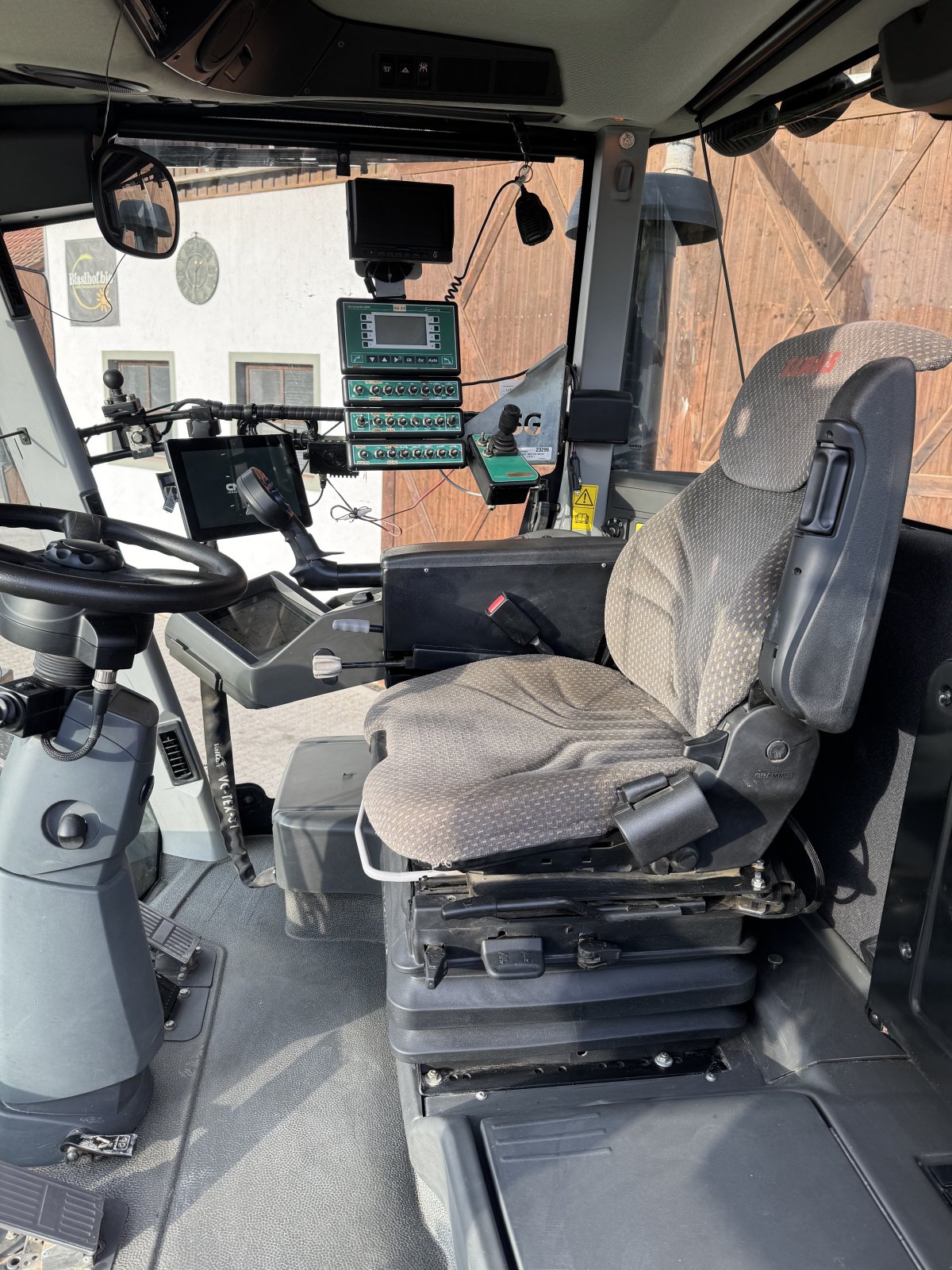 Traktor del tipo CLAAS Xerion 3800 Trac VC nur 4000h, Gebrauchtmaschine In Kelheim (Immagine 19)