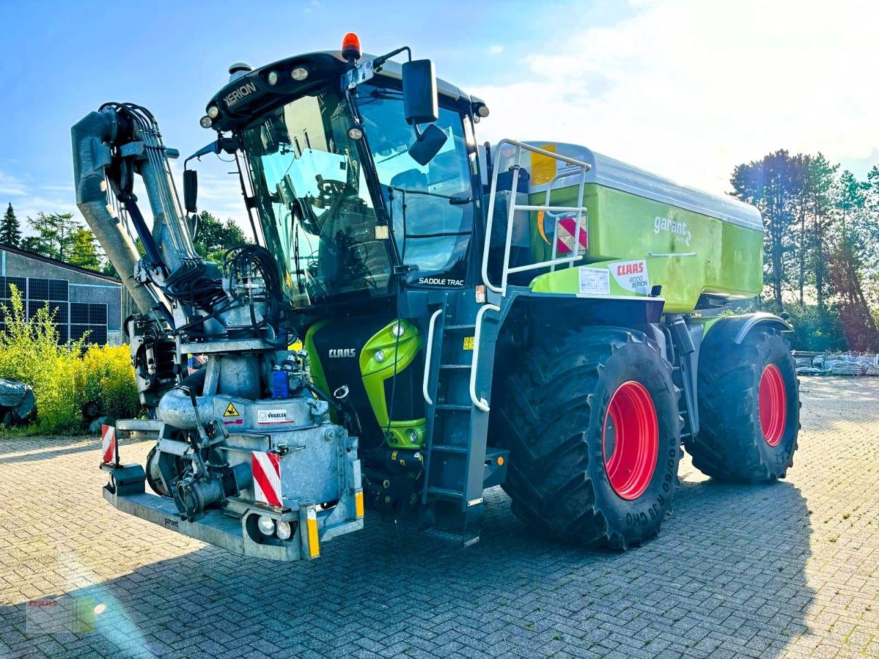 Traktor des Typs CLAAS XERION 4000 SADDLE TRAC, KOTTE Gülletechnik 16 cbm, Frontansaugstation, Leistungshydraulik, Lenksyst, Gebrauchtmaschine in Westerstede (Bild 1)