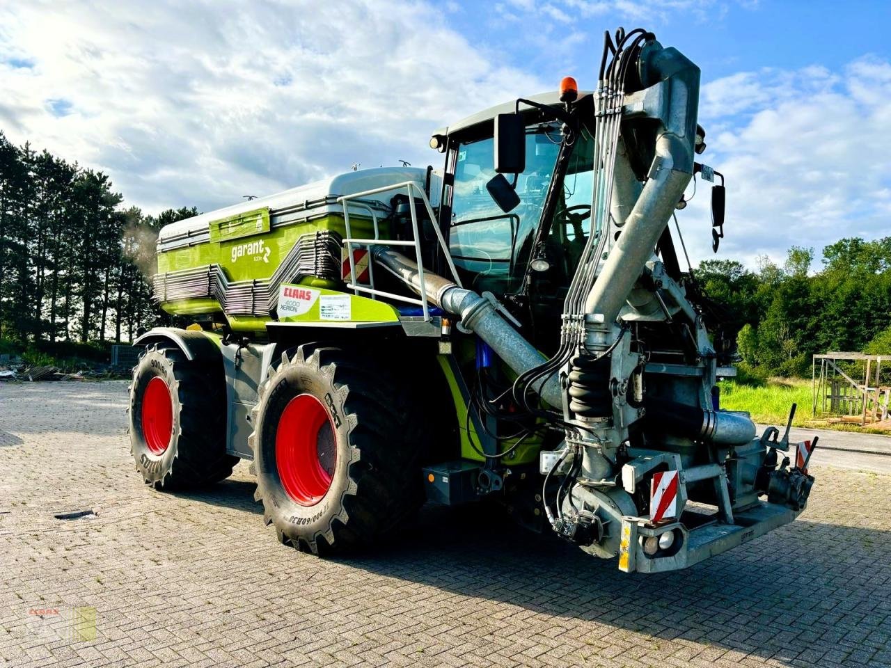 Traktor des Typs CLAAS XERION 4000 SADDLE TRAC, KOTTE Gülletechnik 16 cbm, Frontansaugstation, Leistungshydraulik, Lenksyst, Gebrauchtmaschine in Westerstede (Bild 2)