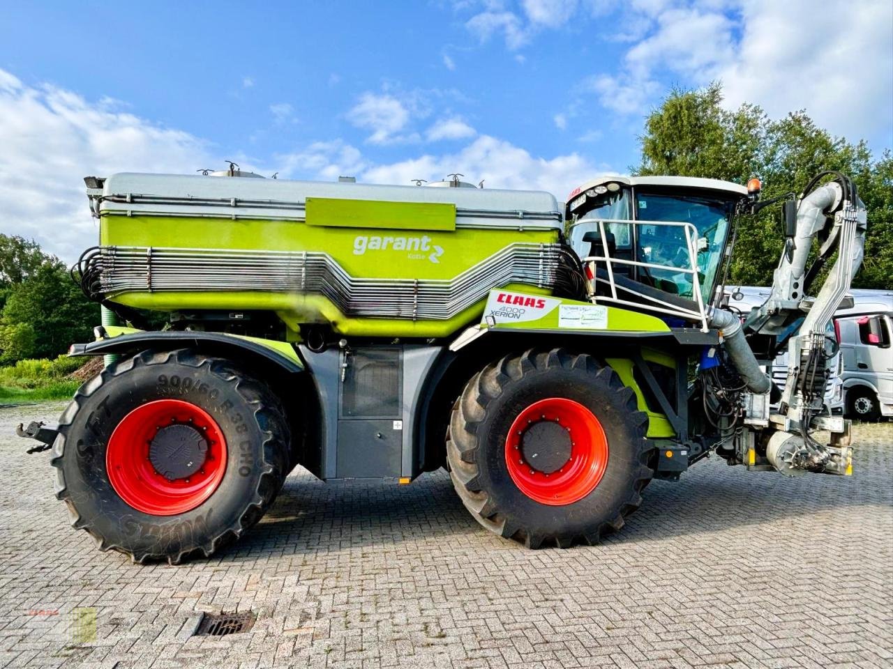 Traktor от тип CLAAS XERION 4000 SADDLE TRAC, KOTTE Gülletechnik 16 cbm, Frontansaugstation, Leistungshydraulik, Lenksyst, Gebrauchtmaschine в Westerstede (Снимка 4)