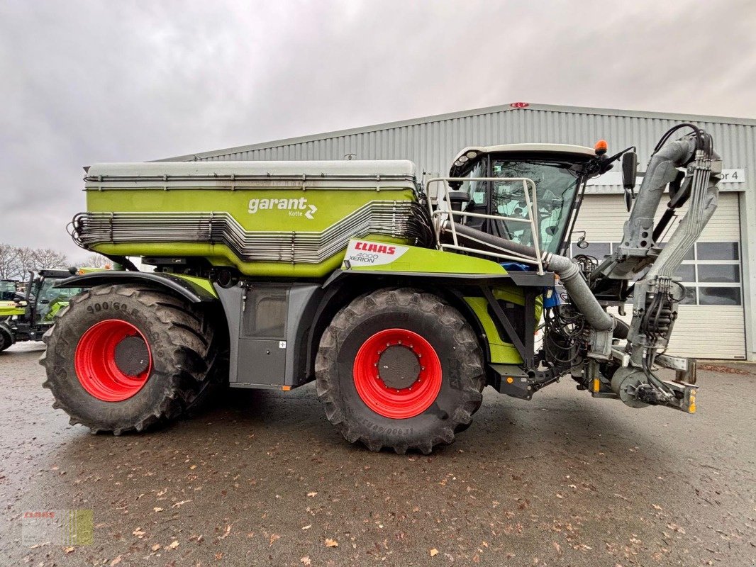 Traktor du type CLAAS XERION 4000 SADDLE TRAC, KOTTE Gülletechnik 16 cbm, Gebrauchtmaschine en Molbergen (Photo 3)