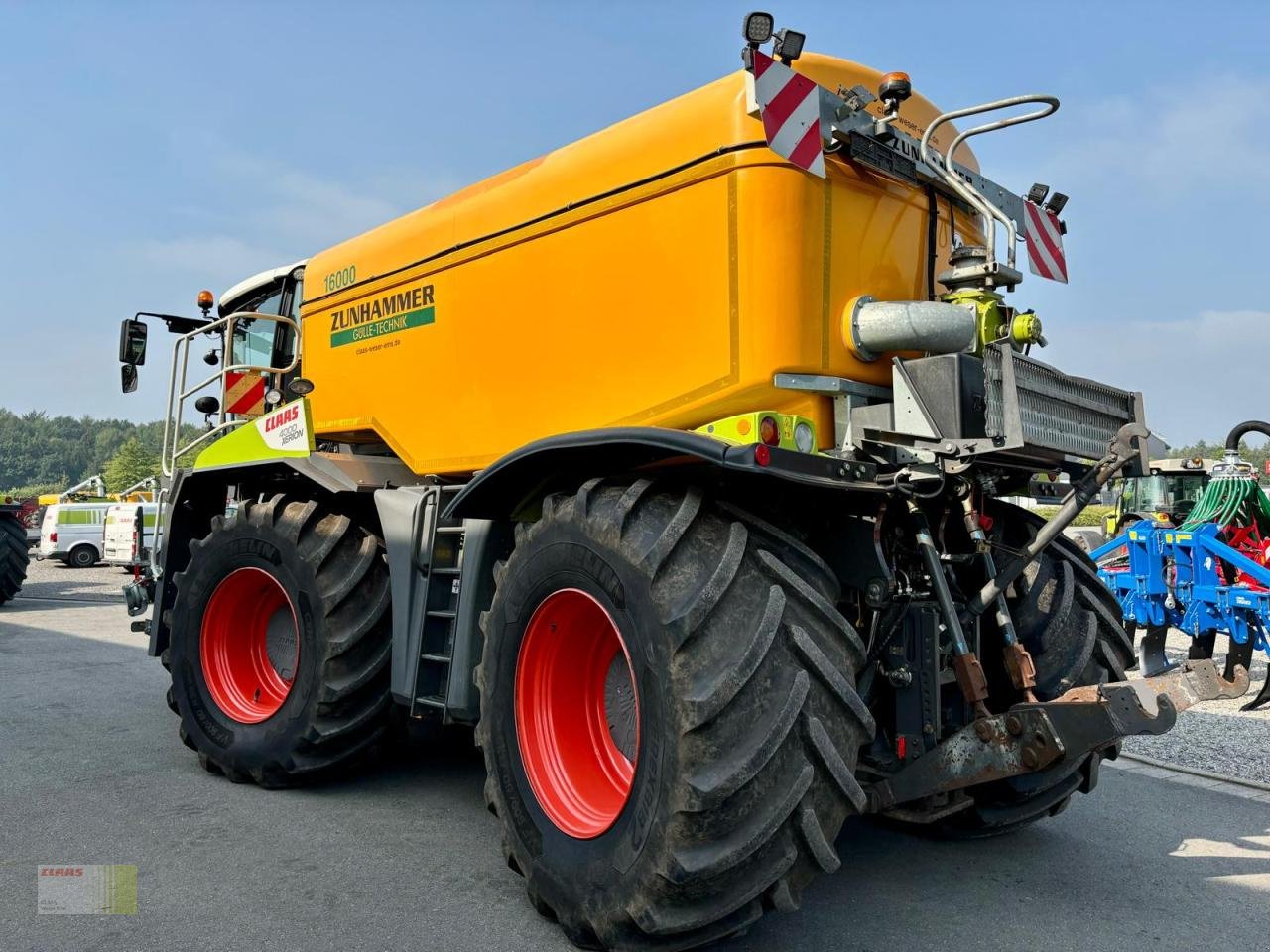 Traktor van het type CLAAS XERION 4000 SADDLE TRAC, ZUNHAMMER Gülletechnik 16 cbm, Frontansaugstation, Leistungshydraulik, Lenk, Gebrauchtmaschine in Neerstedt (Foto 3)