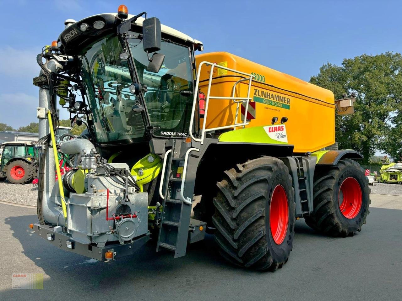 Traktor of the type CLAAS XERION 4000 SADDLE TRAC, ZUNHAMMER Gülletechnik 16 cbm, Leistungshydraulik, Lenksystem, Reifen NEU !, Gebrauchtmaschine in Neerstedt (Picture 1)