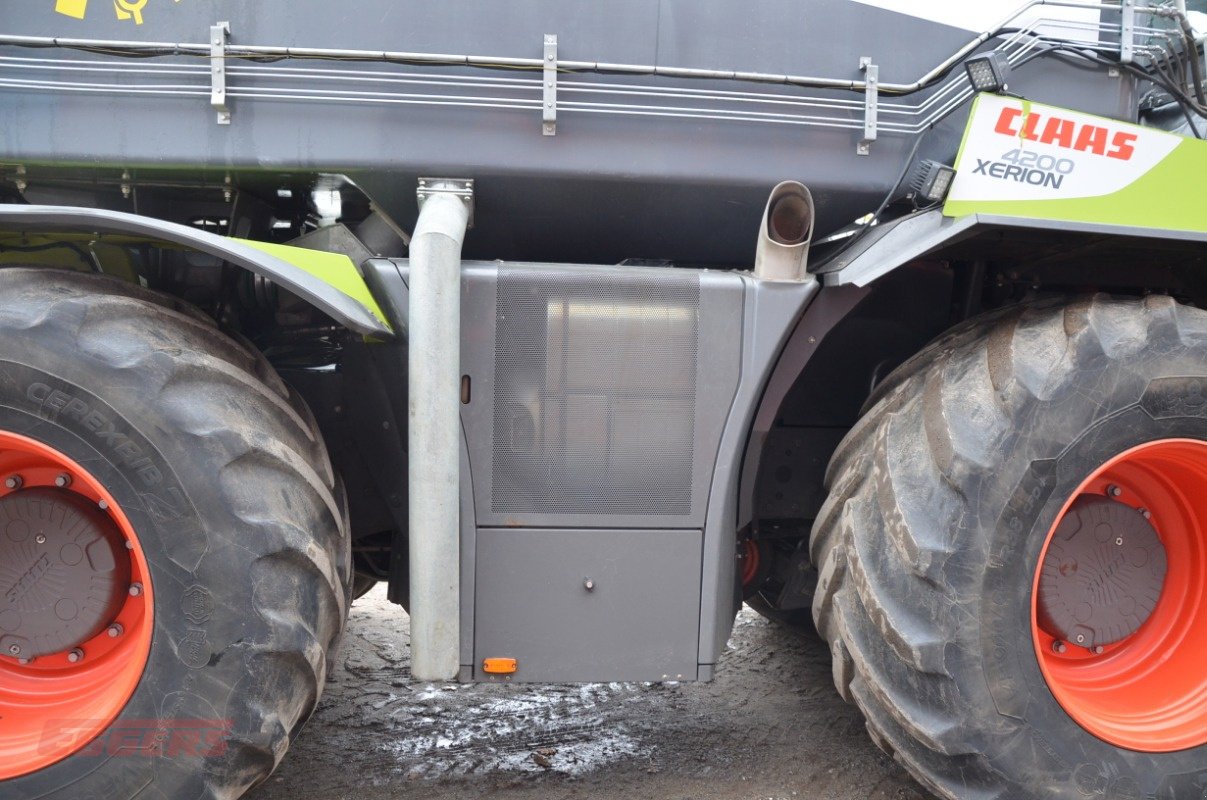 Traktor Türe ait CLAAS XERION 4200 SADDLE TRAC Bauer, Gebrauchtmaschine içinde Suhlendorf (resim 18)