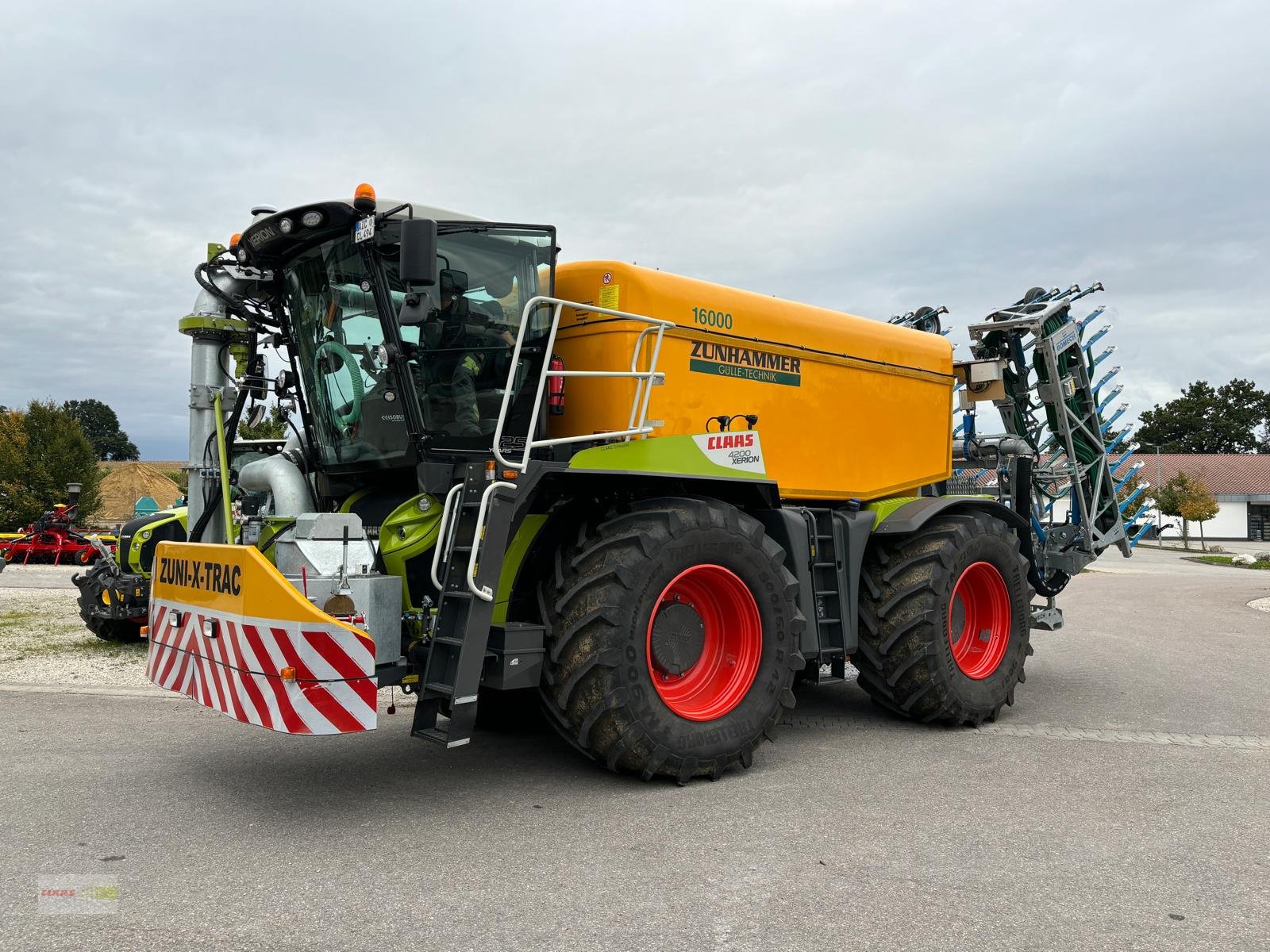 Traktor του τύπου CLAAS Xerion 4200 SADDLE TRAC Zunhammer 16m³, Gebrauchtmaschine σε Langenau (Φωτογραφία 2)