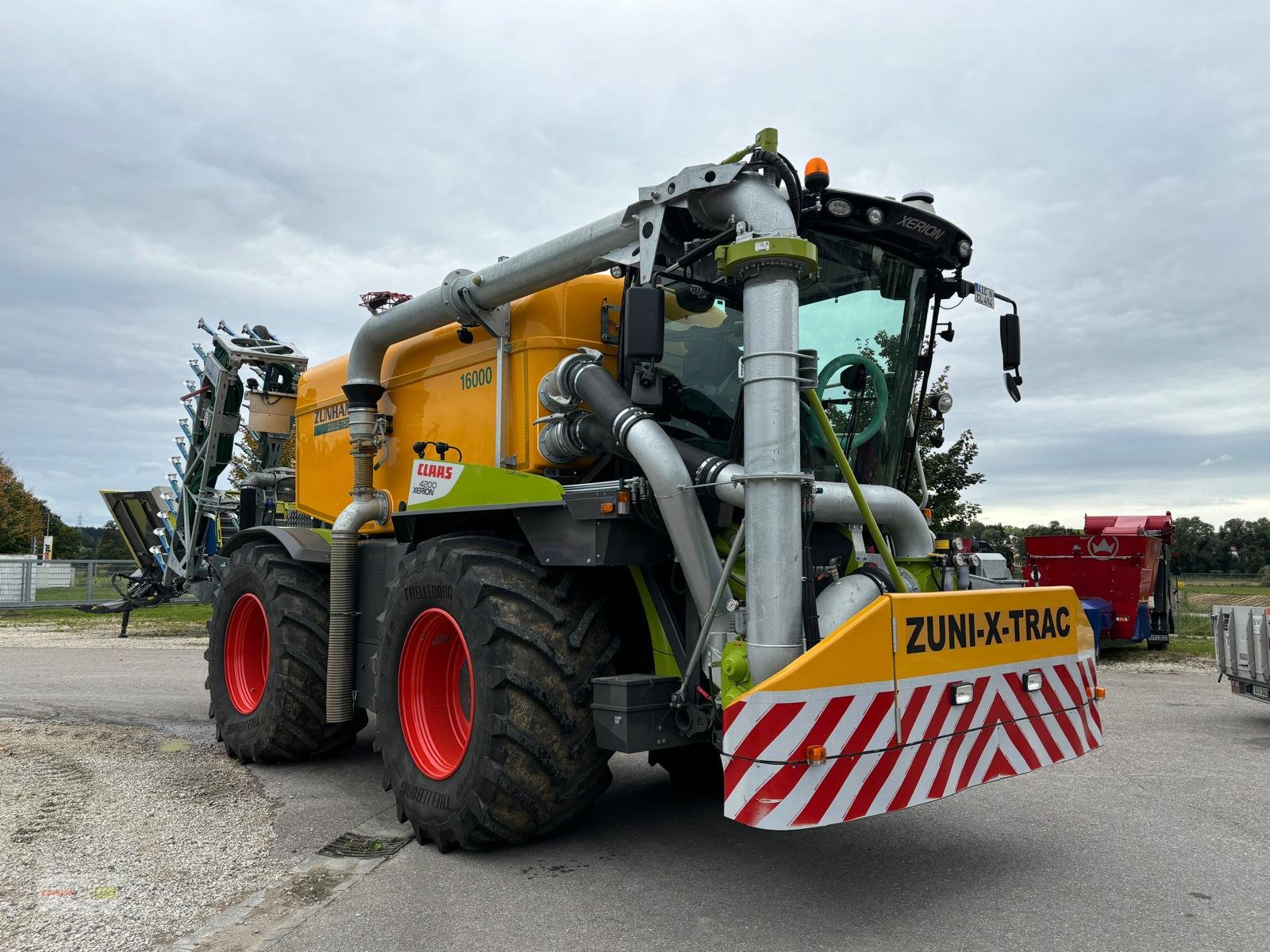 Traktor типа CLAAS Xerion 4200 SADDLE TRAC Zunhammer 16m³, Gebrauchtmaschine в Langenau (Фотография 1)