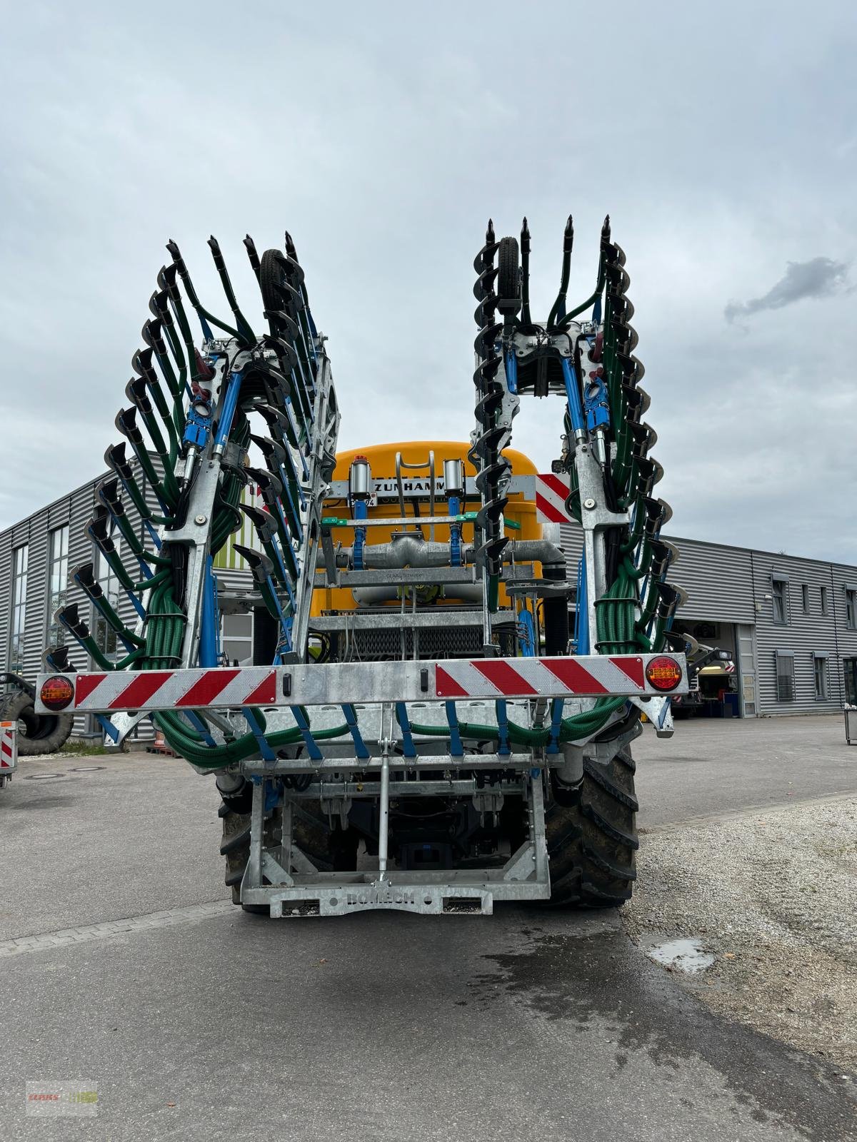 Traktor van het type CLAAS Xerion 4200 SADDLE TRAC Zunhammer 16m³, Gebrauchtmaschine in Langenau (Foto 3)