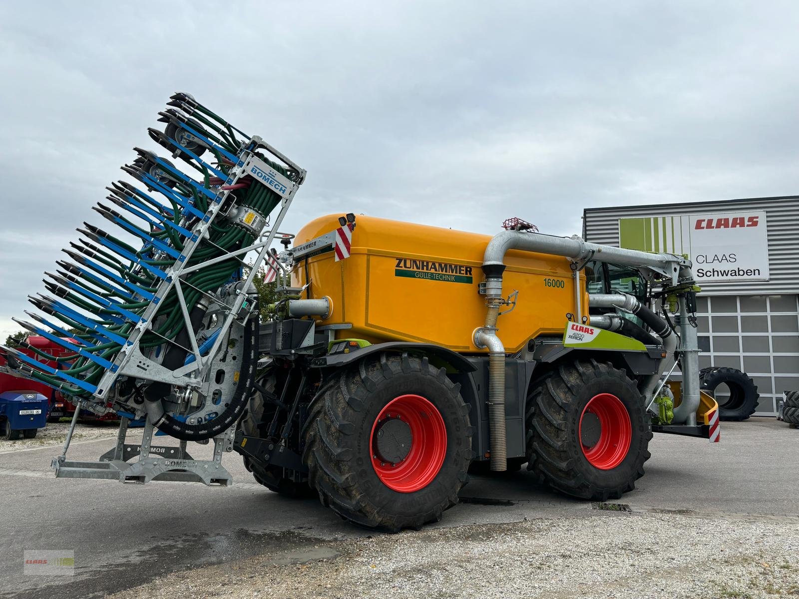 Traktor Türe ait CLAAS Xerion 4200 SADDLE TRAC Zunhammer 16m³, Gebrauchtmaschine içinde Langenau (resim 6)