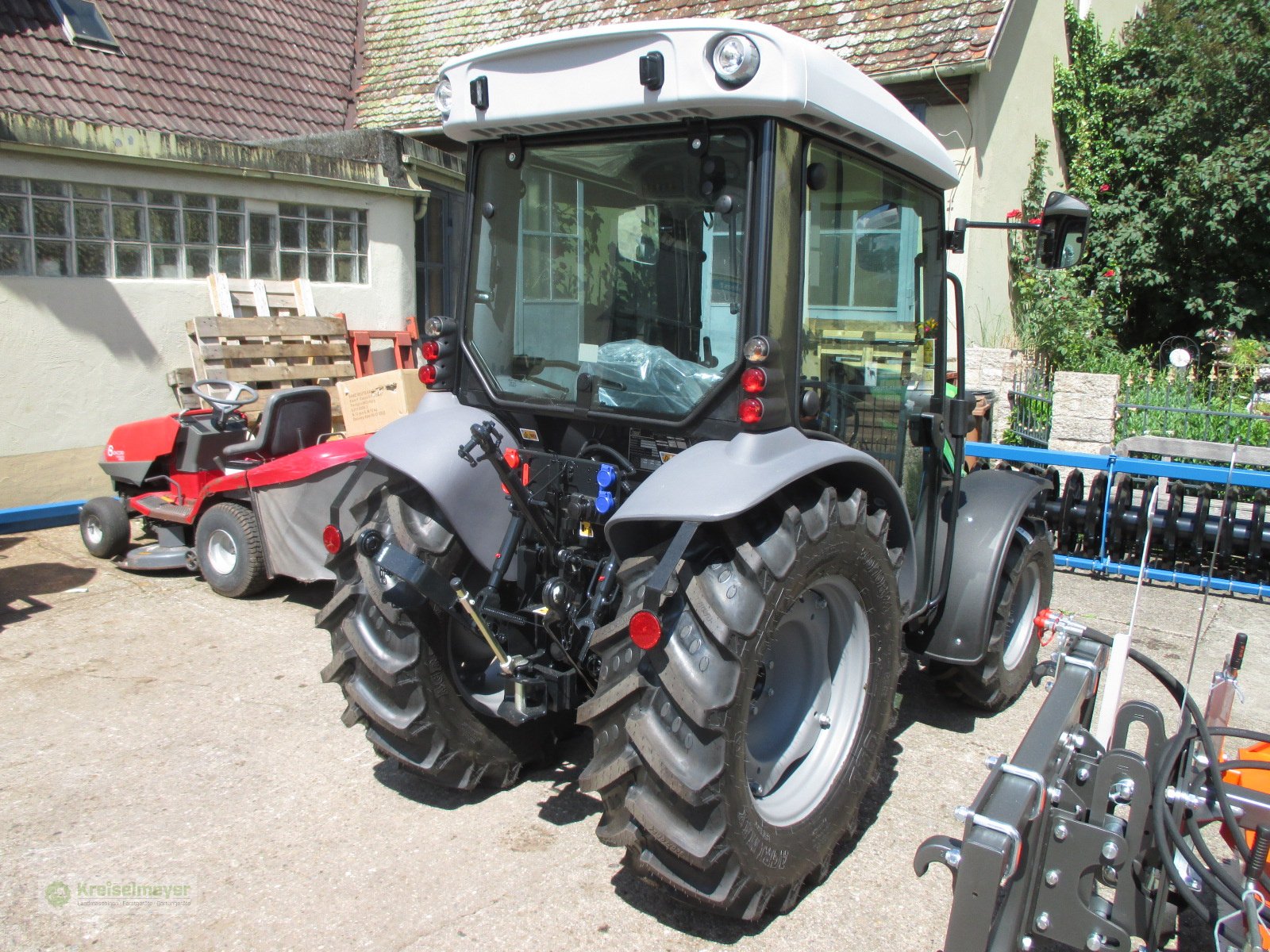 Traktor of the type Deutz-Fahr 3050 Allrad, Neumaschine in Feuchtwangen (Picture 4)