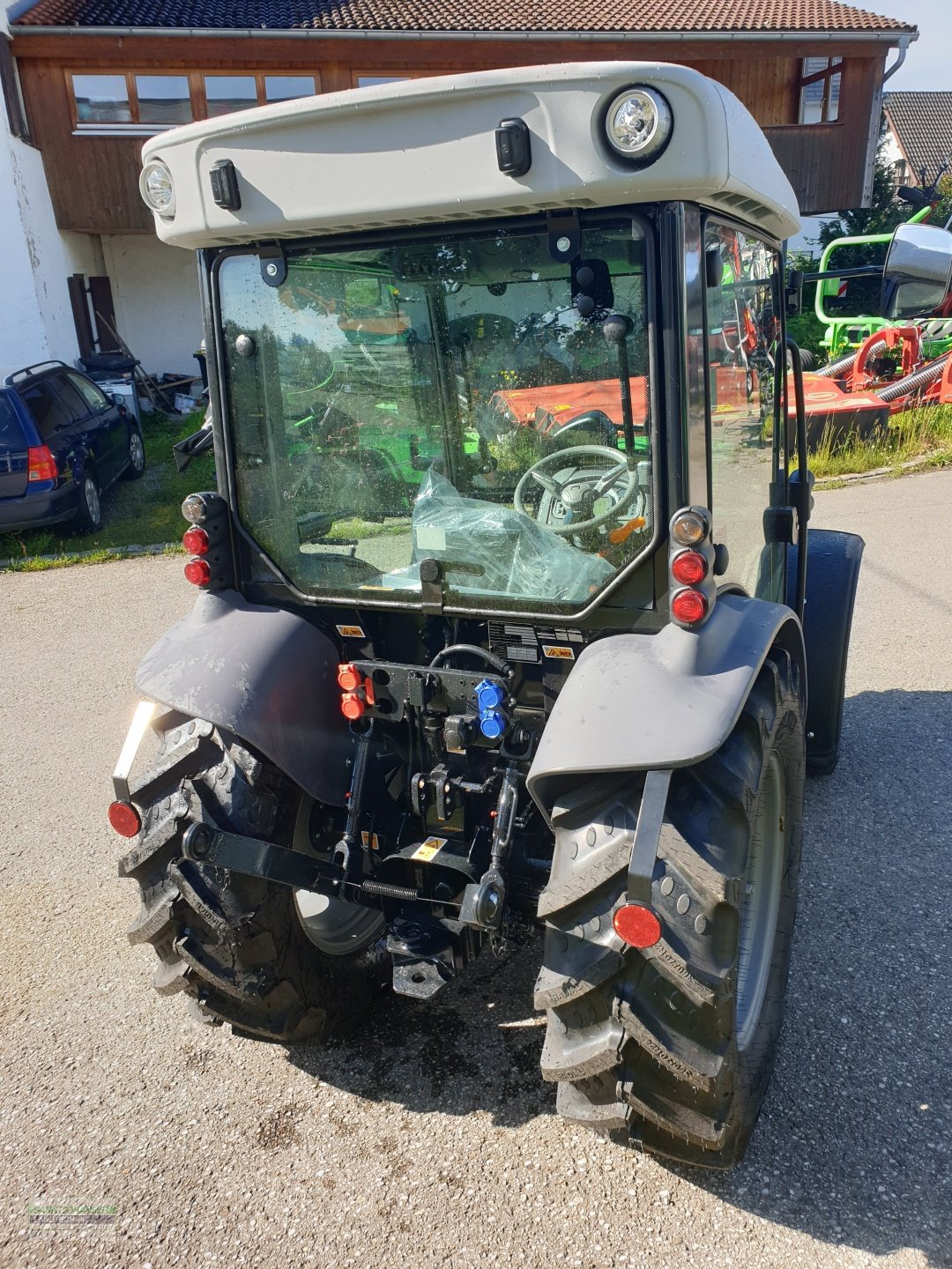 Traktor of the type Deutz-Fahr 3060 -Aktion Ernteschlussverkauf-, Neumaschine in Diessen (Picture 7)