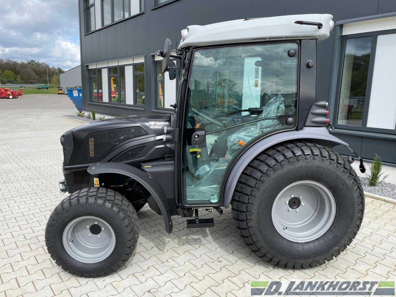 Traktor tipa Deutz-Fahr 3060 (B) Matt-Black, Neumaschine u Neuenhaus (Slika 9)