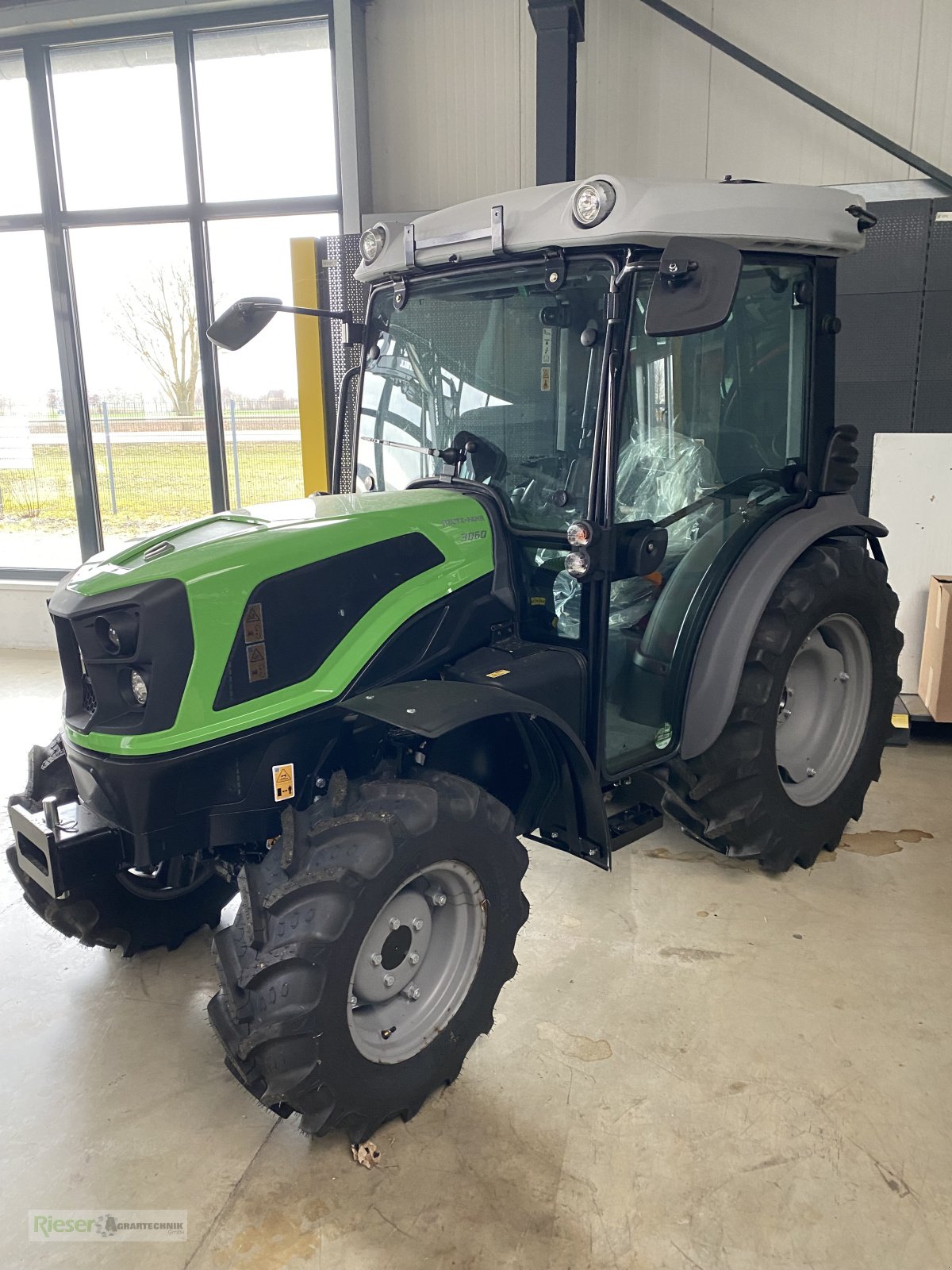 Traktor of the type Deutz-Fahr 3060 HEAVY-DUTY Allradachse Vorführer, Gebrauchtmaschine in Nördlingen (Picture 4)