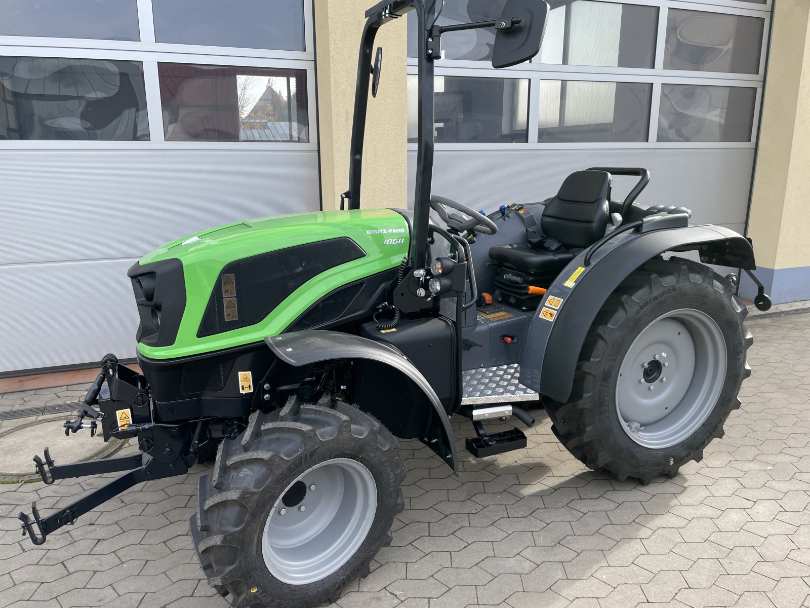 Traktor of the type Deutz-Fahr 3060, Neumaschine in Nürnberg (Picture 1)