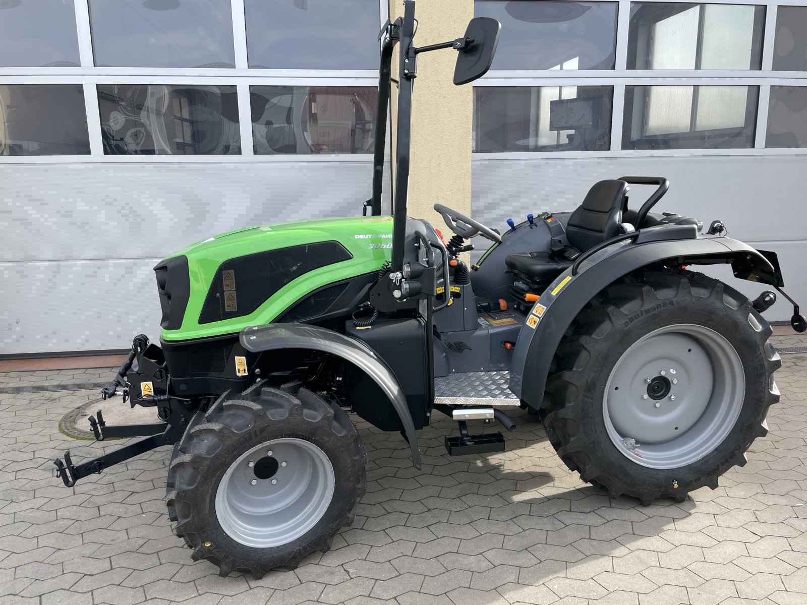 Traktor of the type Deutz-Fahr 3060, Neumaschine in Nürnberg (Picture 2)