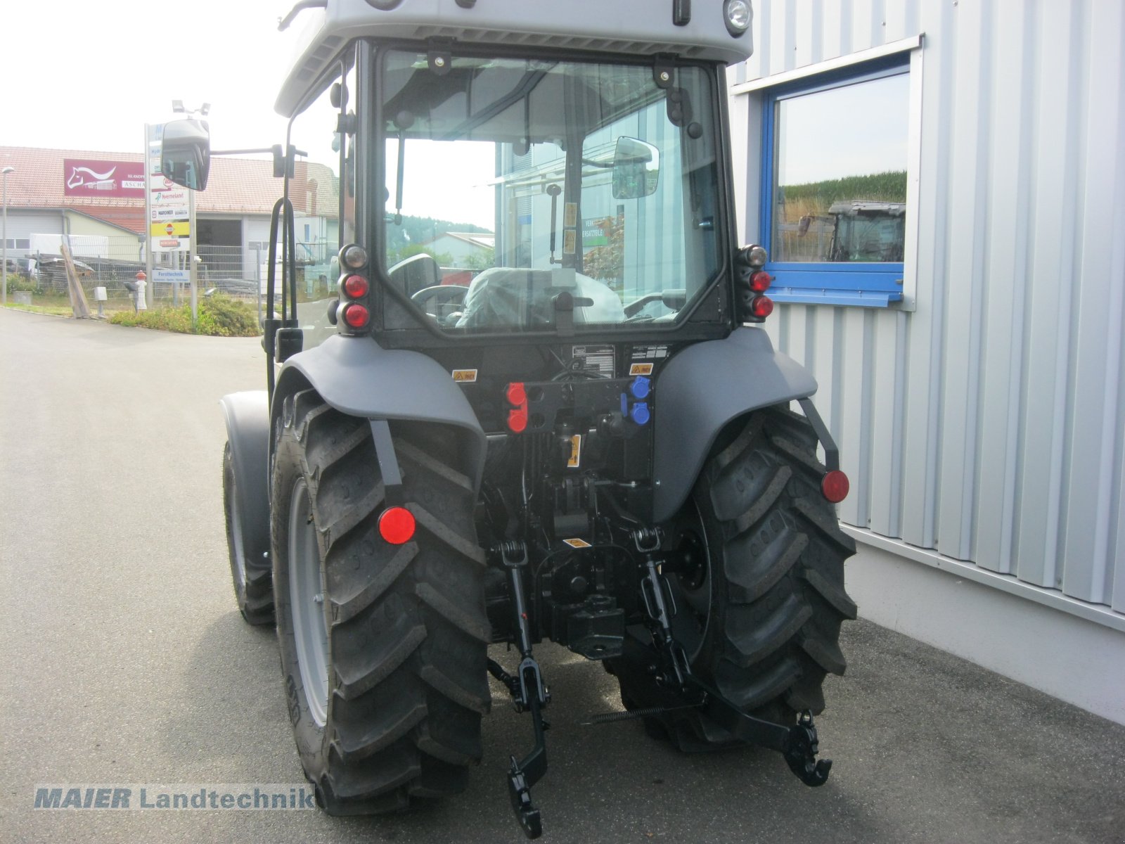 Traktor of the type Deutz-Fahr 3060, Neumaschine in Dieterskirchen (Picture 4)