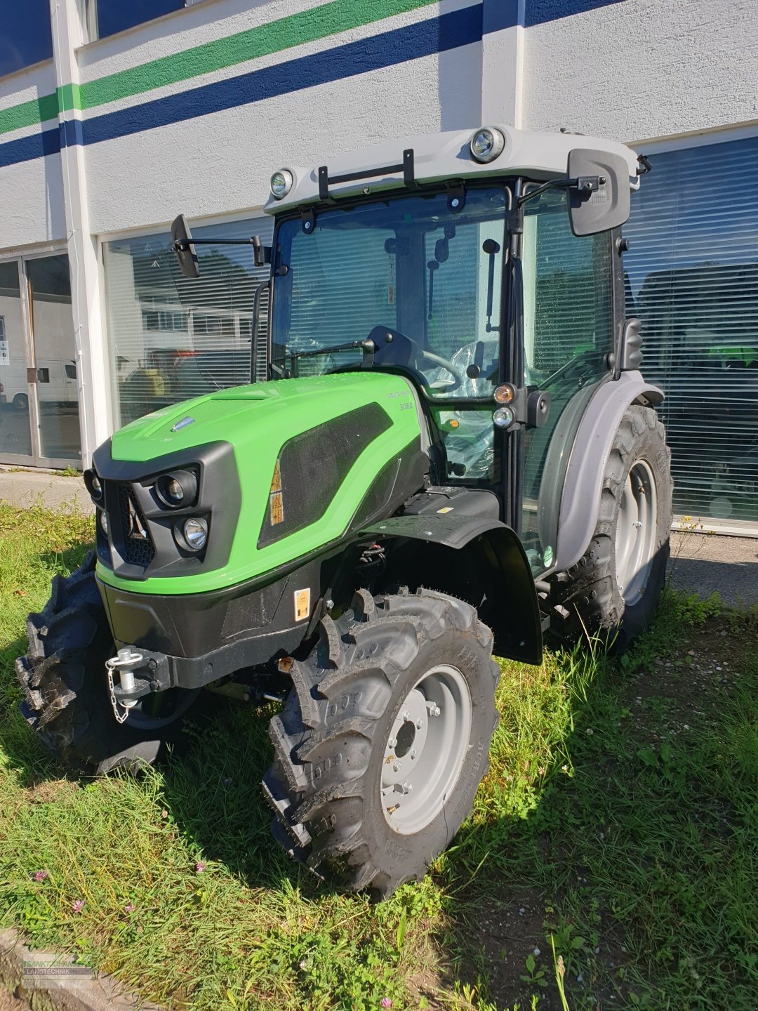 Traktor of the type Deutz-Fahr 3060, Neumaschine in Diessen (Picture 5)