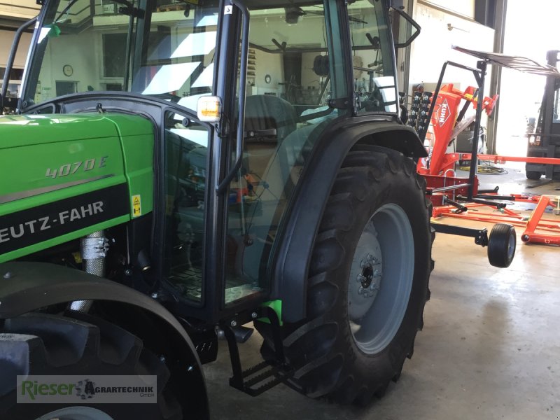 Traktor tip Deutz-Fahr 4070 E mit Kabine und Industrielader, Neumaschine in Nördlingen