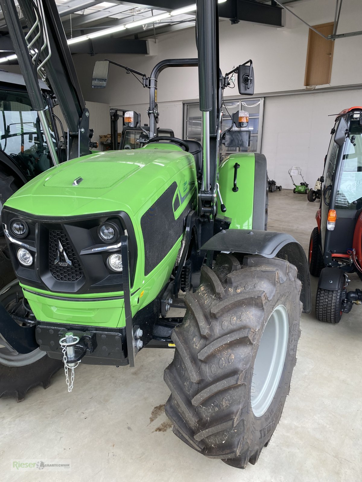 Traktor of the type Deutz-Fahr 4070 E mit Kabine und Industrielader, Neumaschine in Nördlingen (Picture 4)